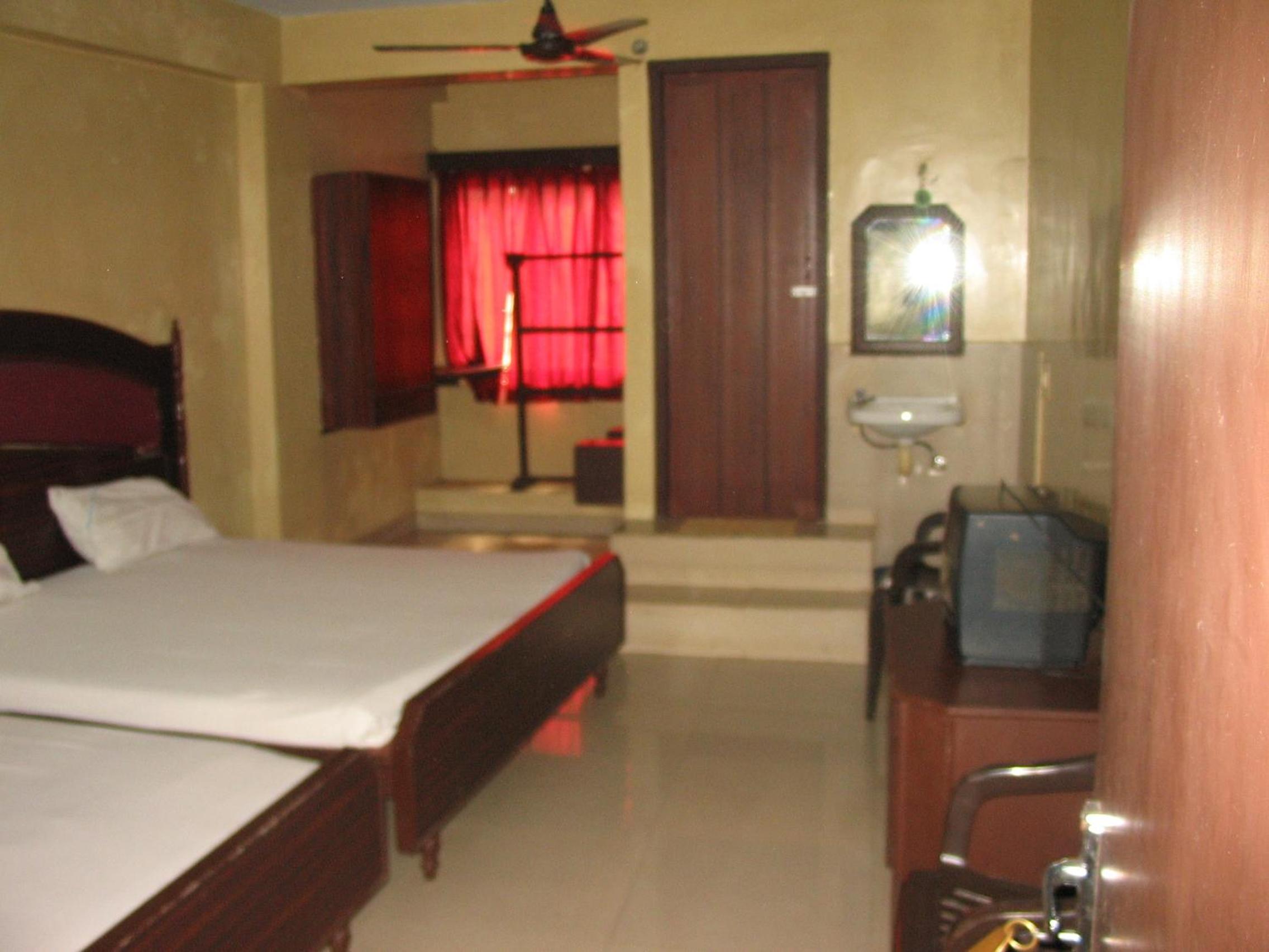 Four Bedroom with Fan - Photo 2