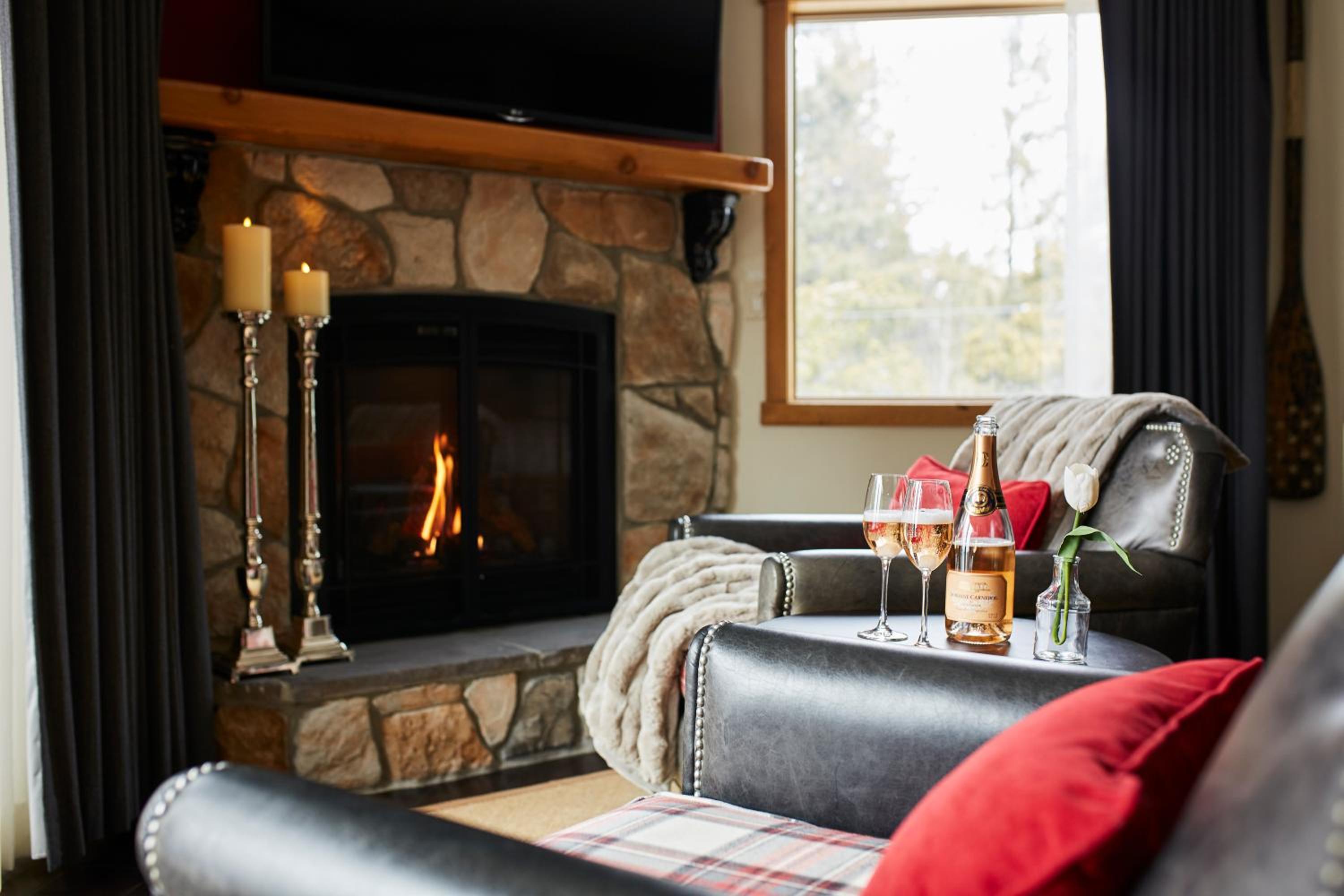 Premier King Suite with Lake View - Photo 4