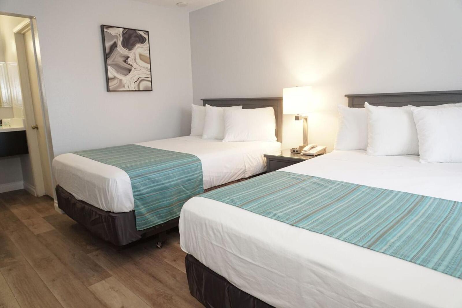 Queen Room with Two Queen Beds photo 2
