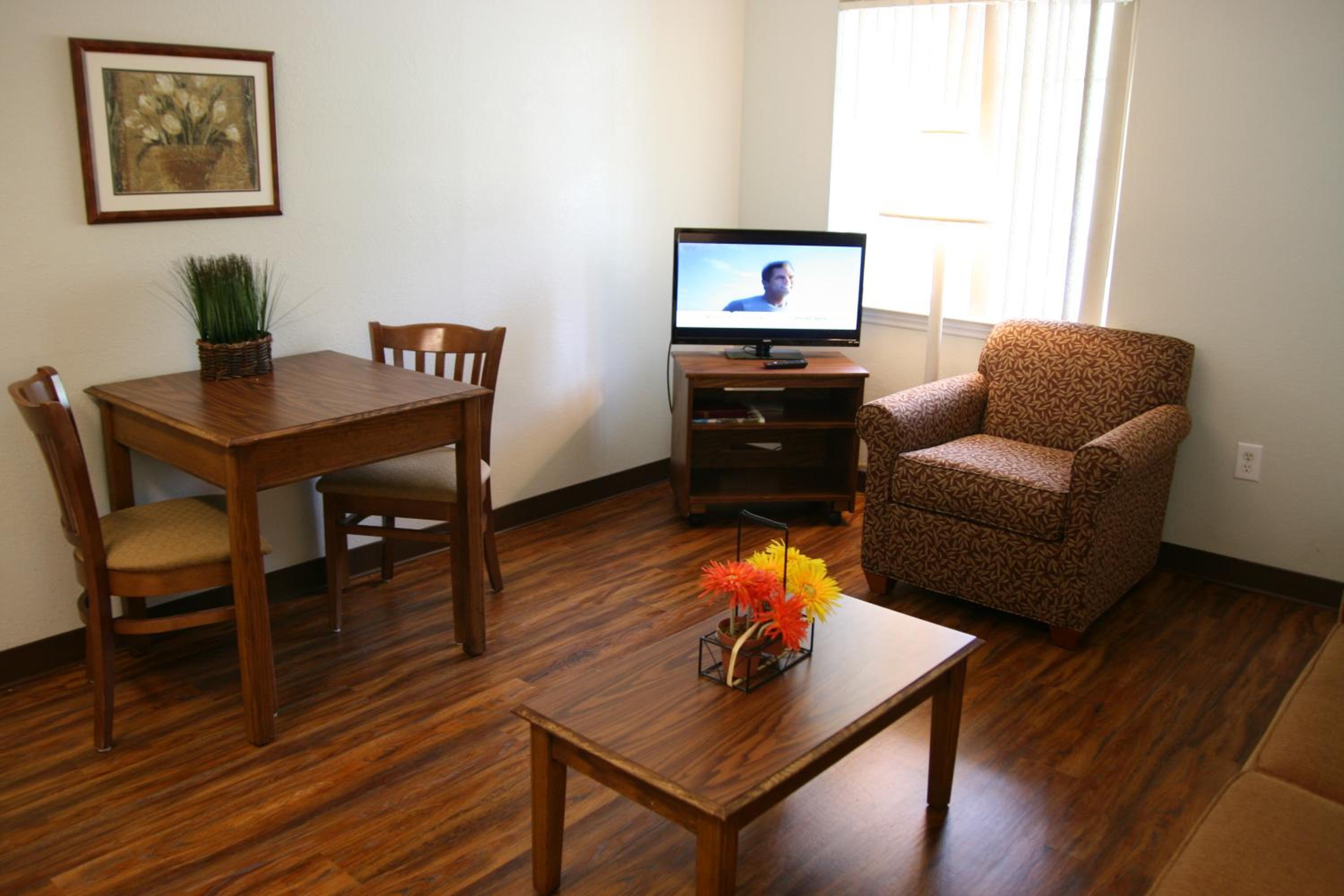 One-Bedroom Suite - Photo 3