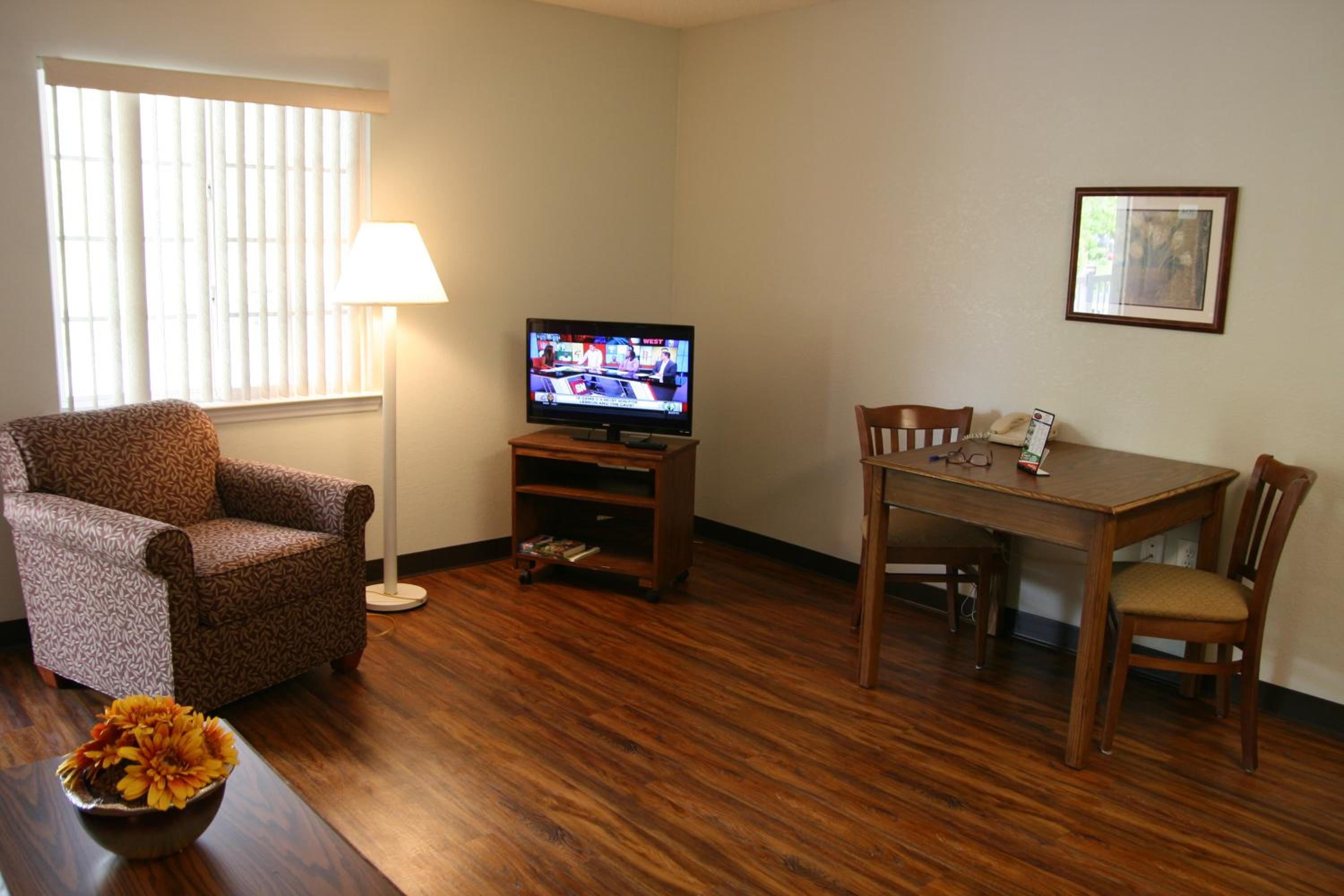 One-Bedroom Suite - Photo 5