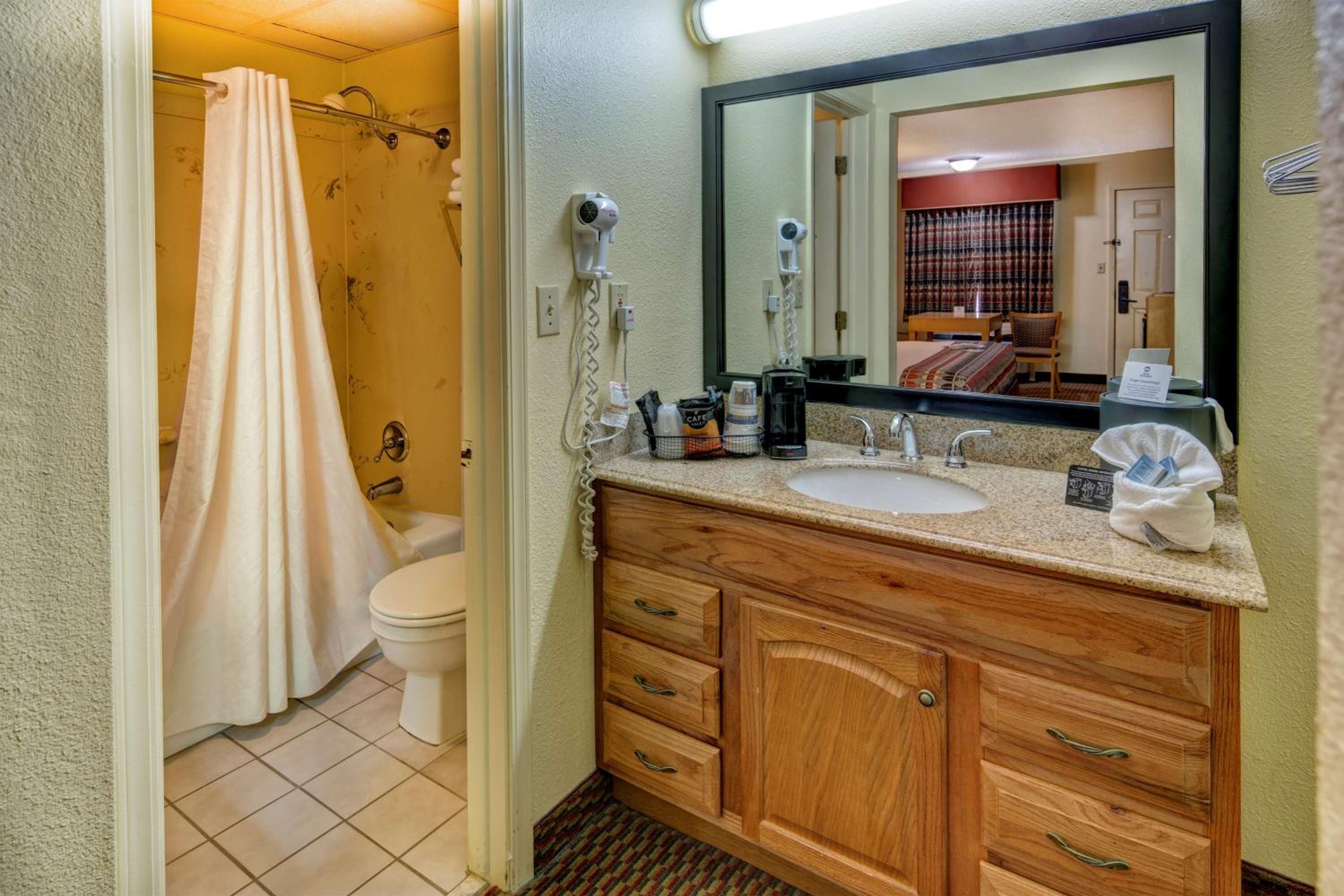 Queen Room with Two Queen Beds - Pet Friendly/Non-Smoking photo 2