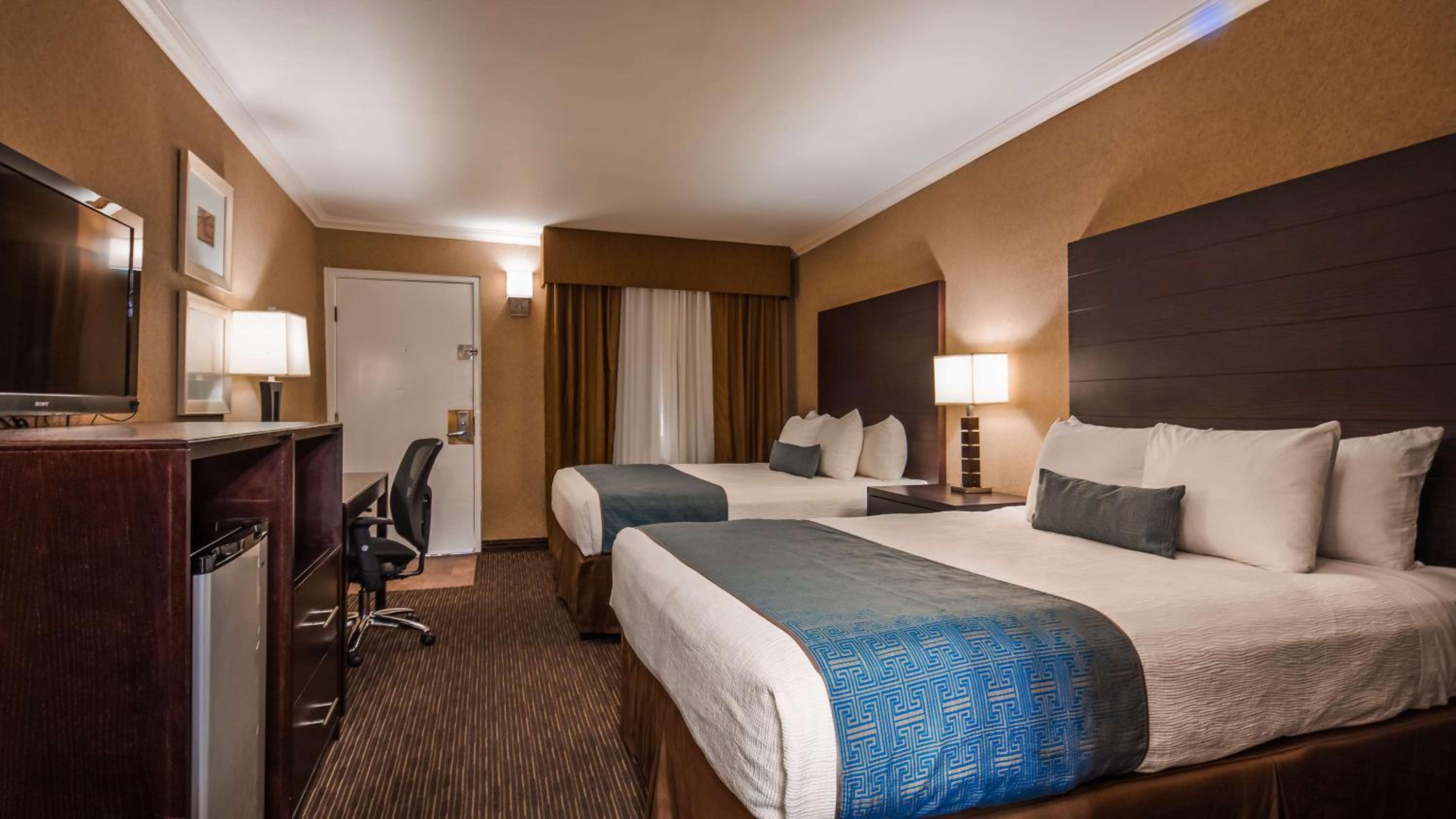 Queen Room with Two Queen Beds - Non-Smoking - Photo 8