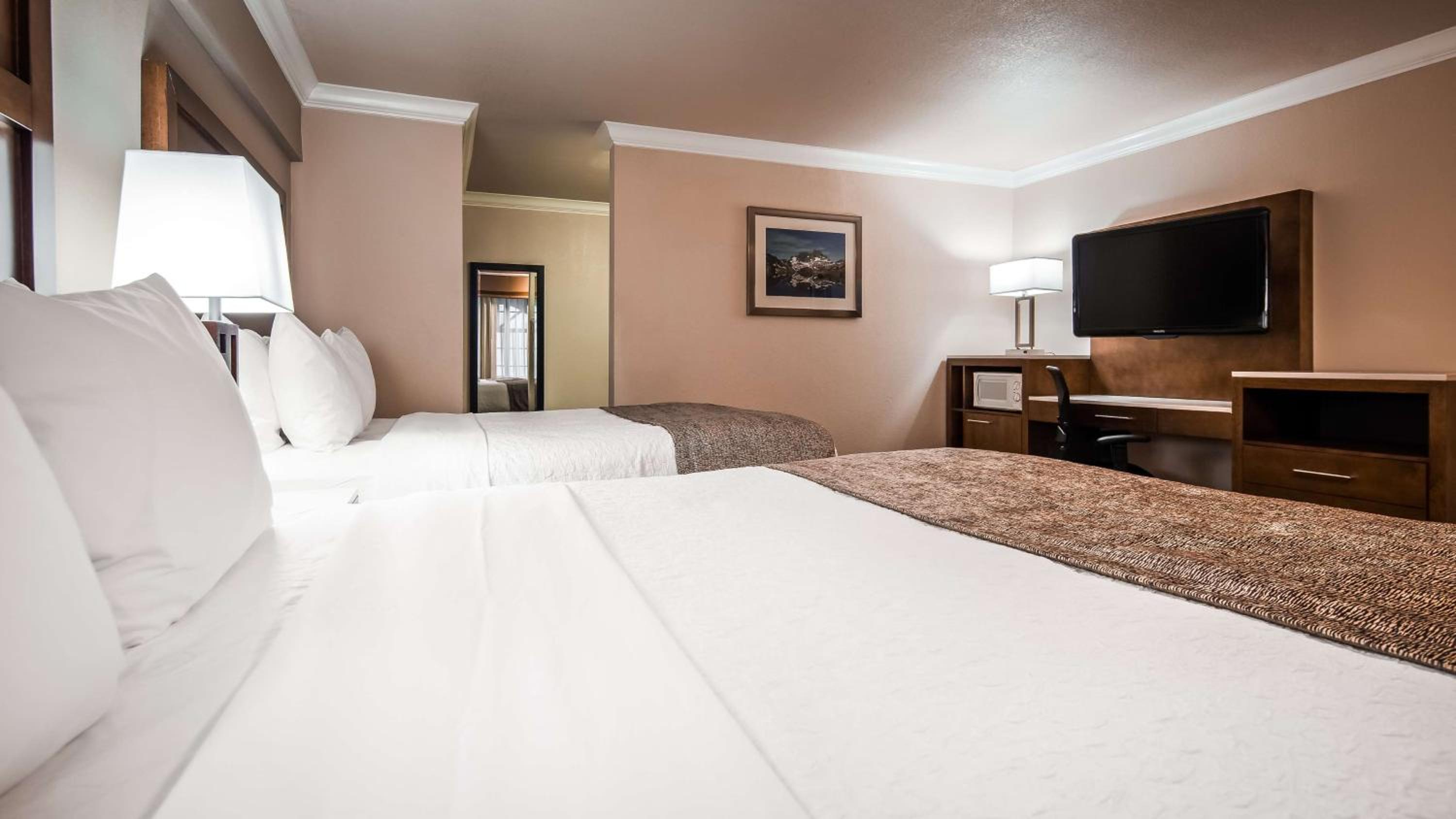 Queen Room with Two Queen Beds - Non-Smoking photo 1