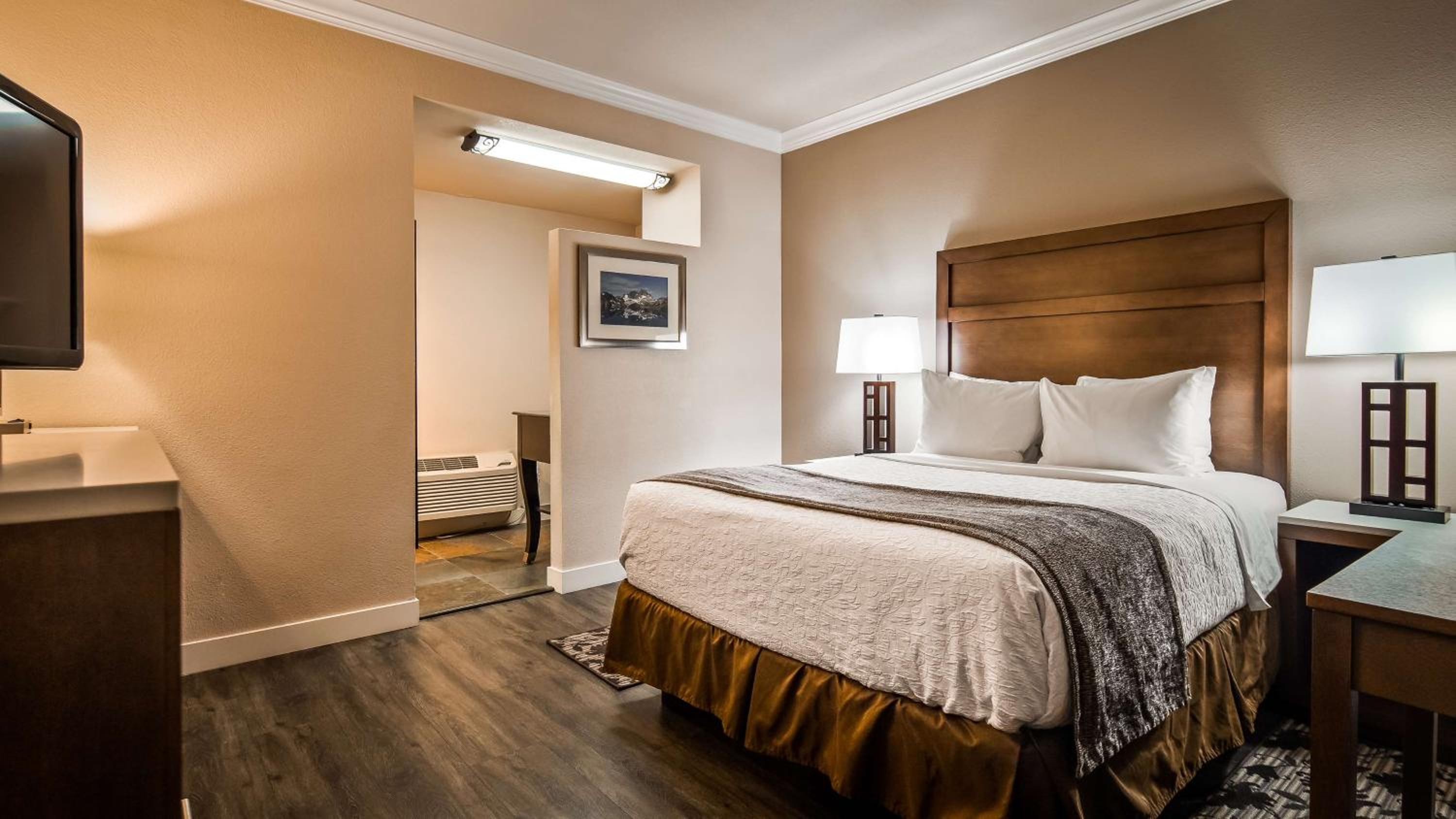 Queen Room with Walk-In Shower - Disability Access/Non-Smoking photo 1