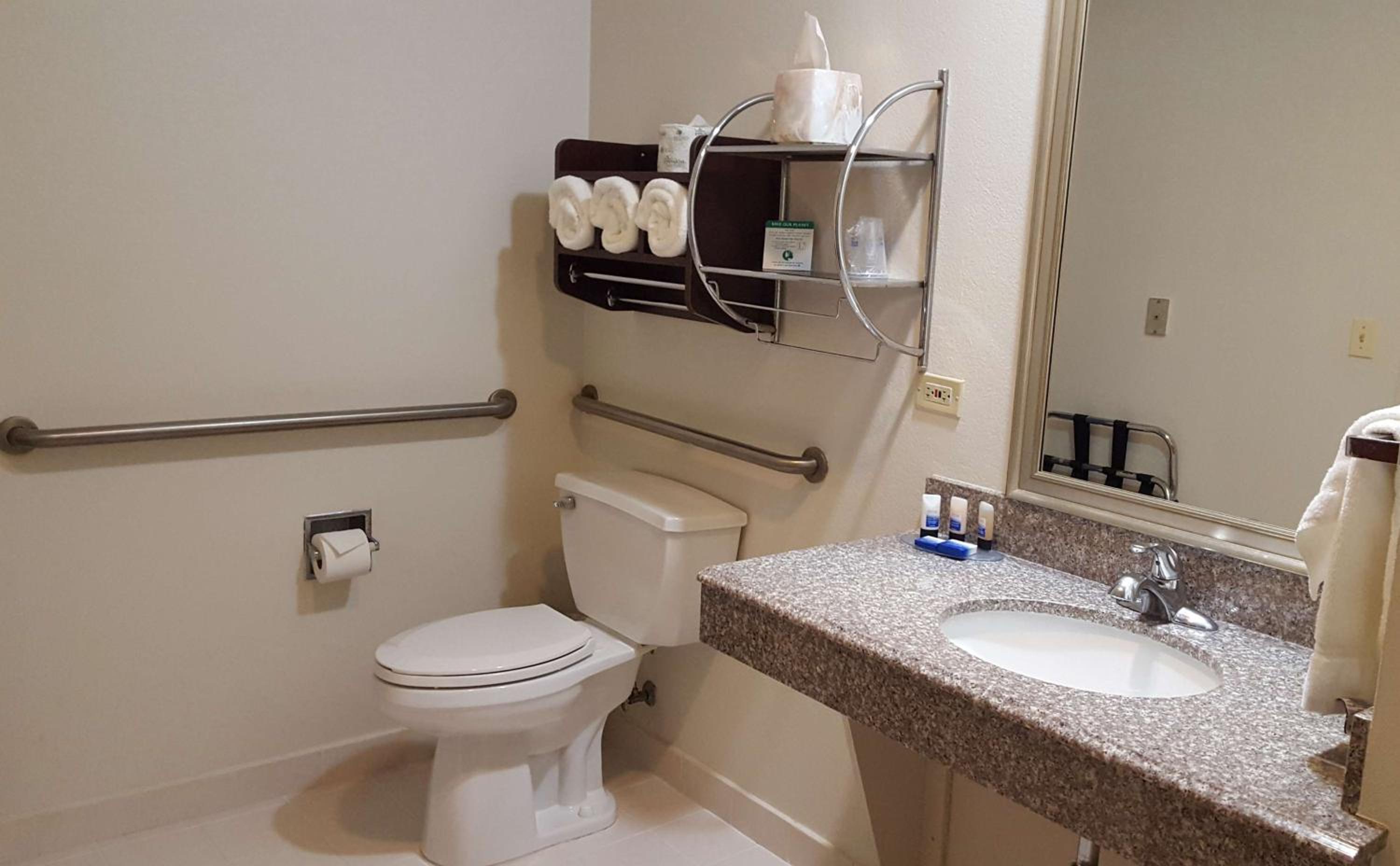 King Room with Bath Tub - Mobility Accessible/Non-Smoking - Photo 3