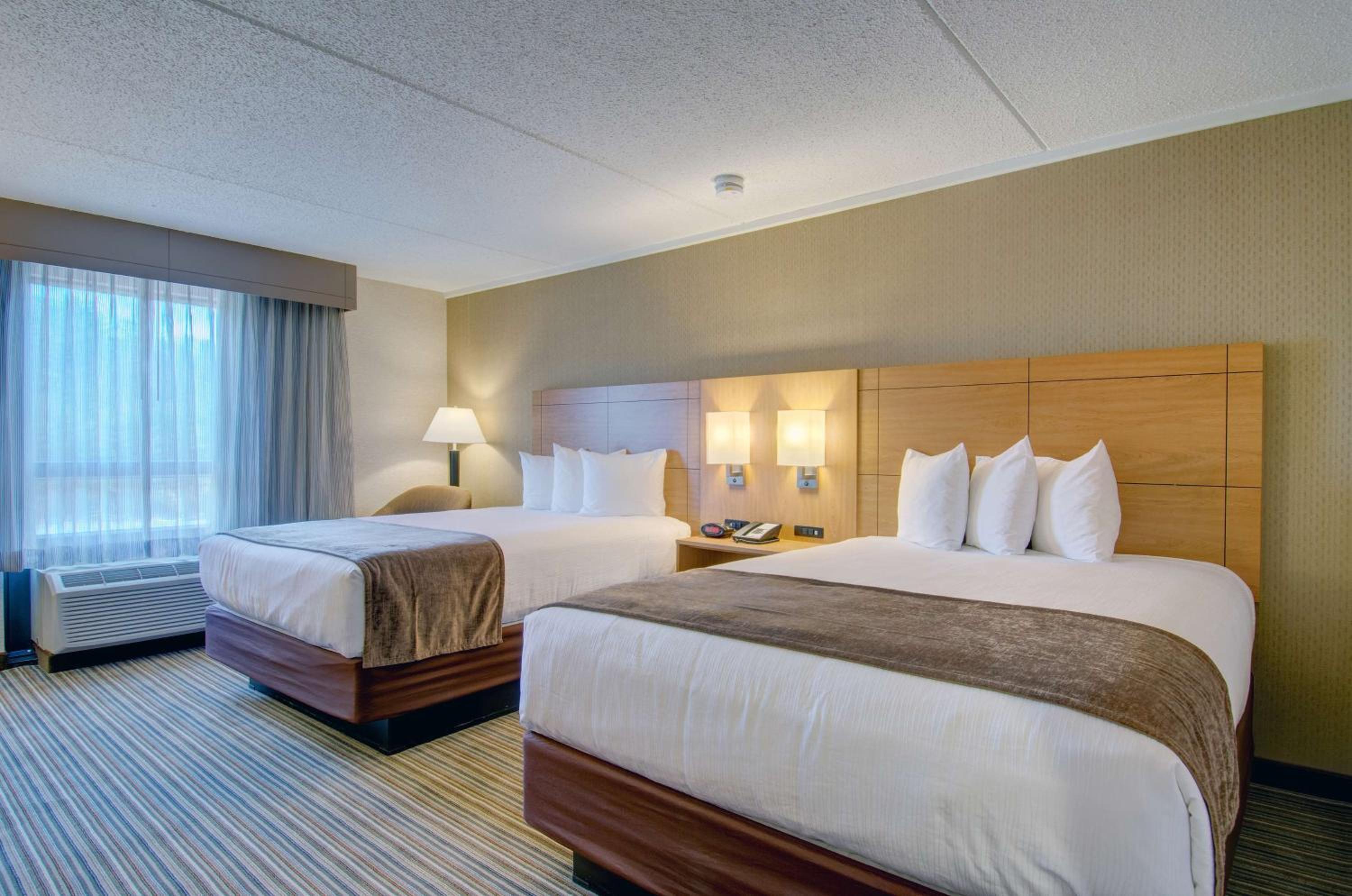 Deluxe Queen Room with Two Queen Beds - Non-Smoking - Photo 4