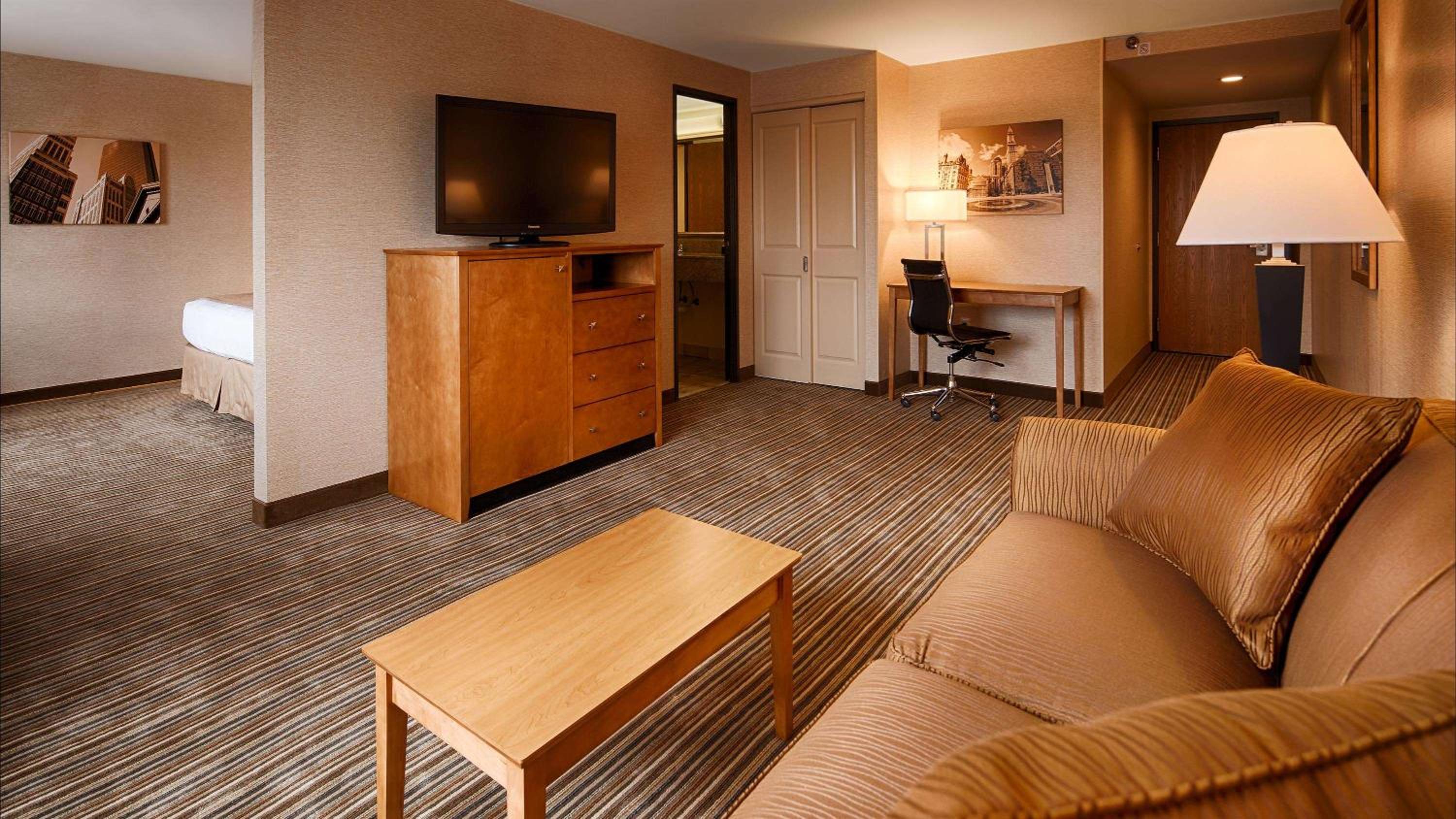 King Suite - Non-Smoking - Photo 2
