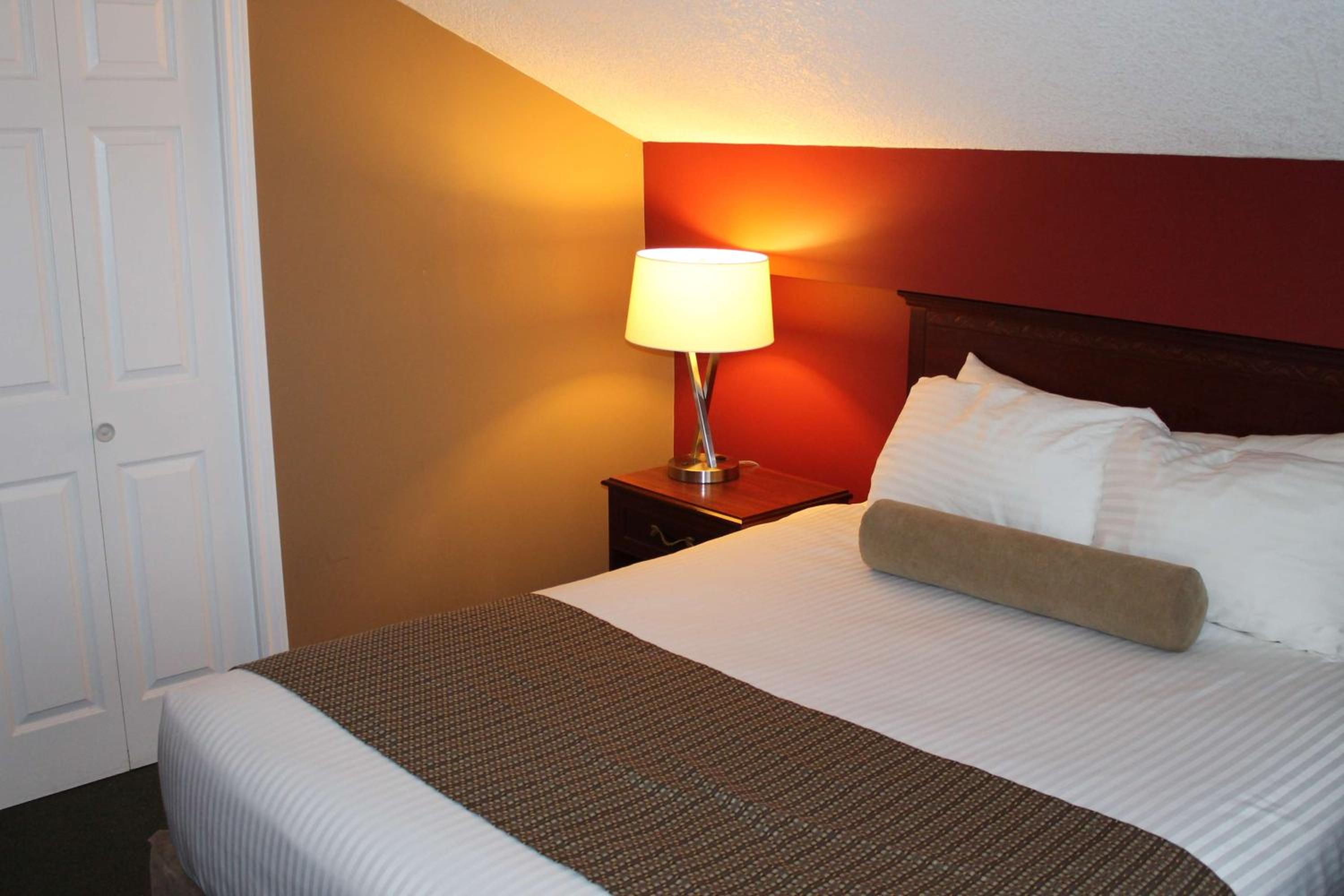 Three-Bedroom Queen Suite with Ocean View - Non-Smoking - Photo 2