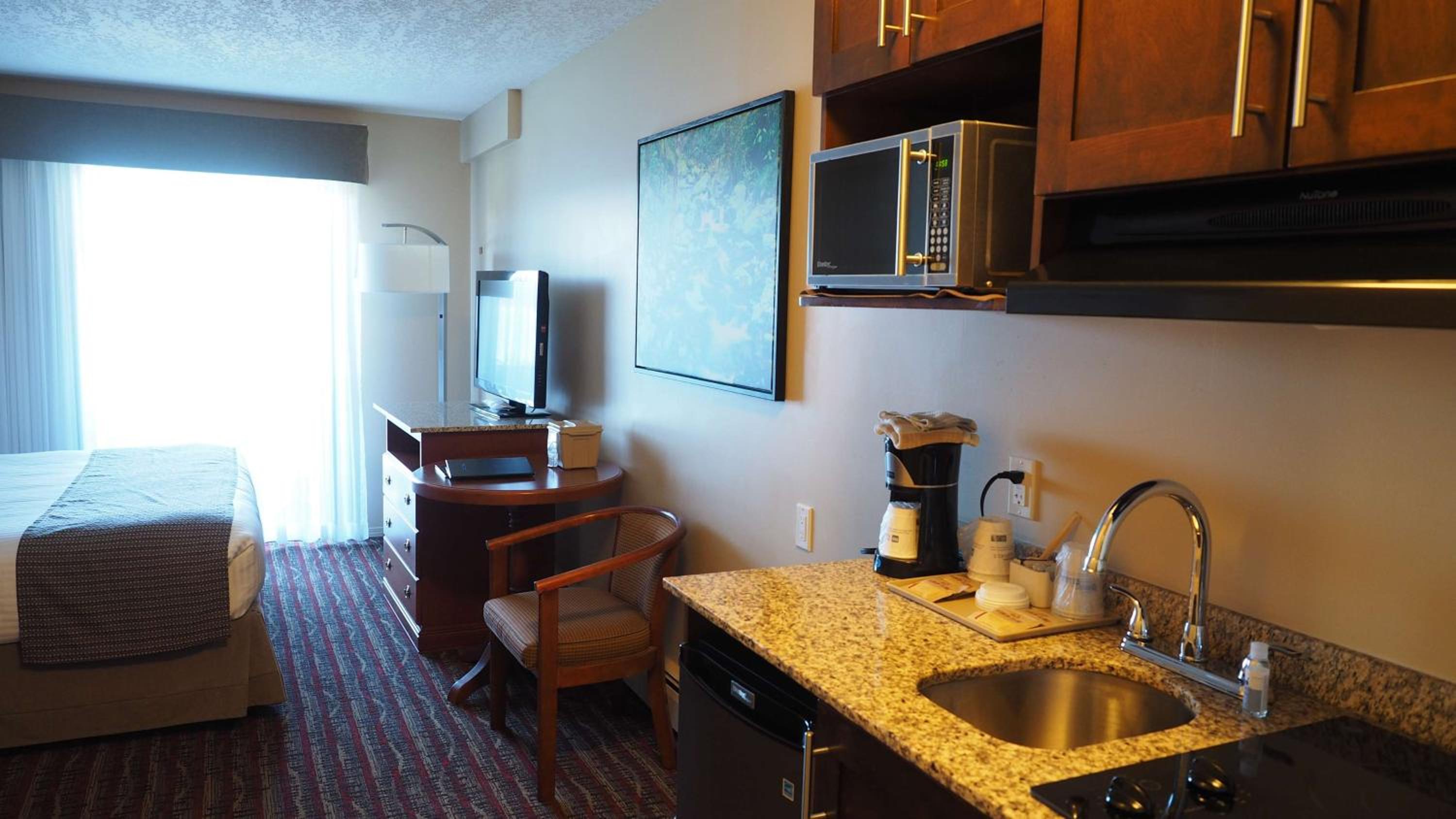 Deluxe King Studio Suite with Ocean View - Non-Smoking - Photo 7