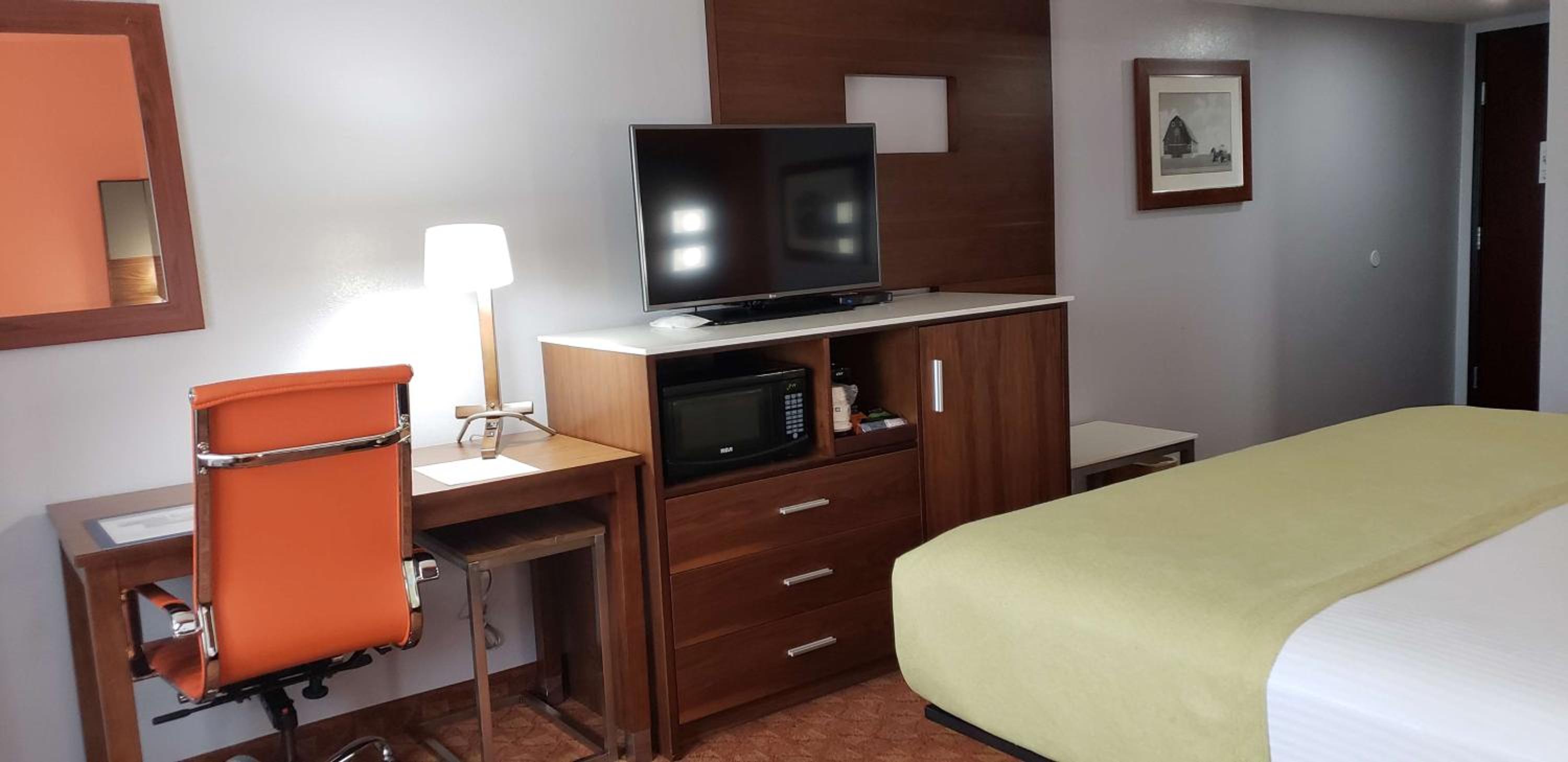 Queen Room with Two Queen Beds - Non-Smoking - Photo 5