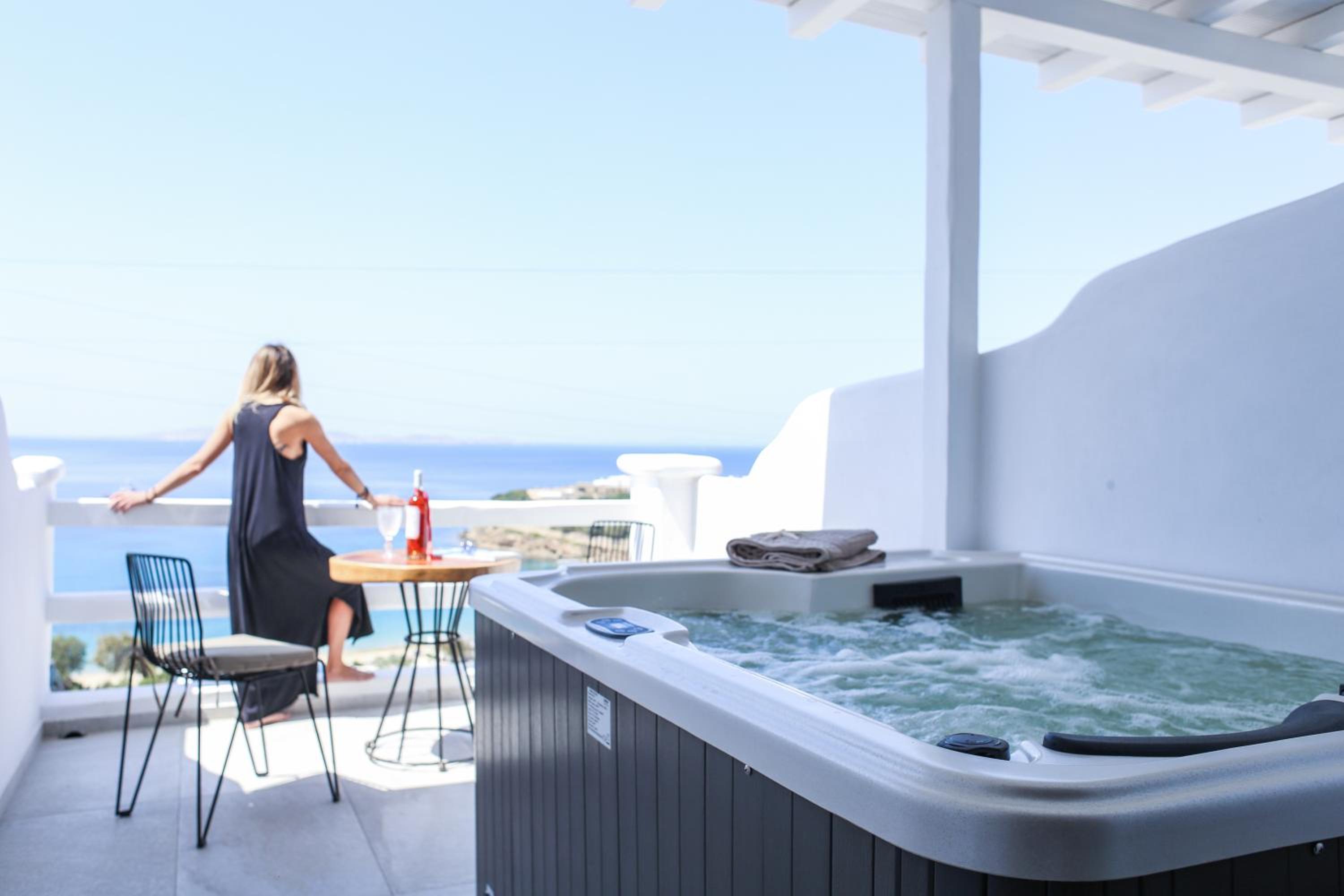 Deluxe Suite with Sea View and Outdoor Hot Tub (3 Adults) photo 3