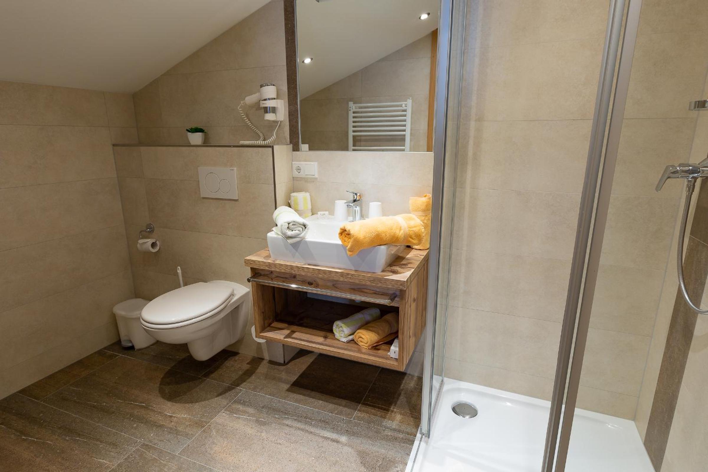 Deluxe Double Room with Balcony and Mountain View photo 3