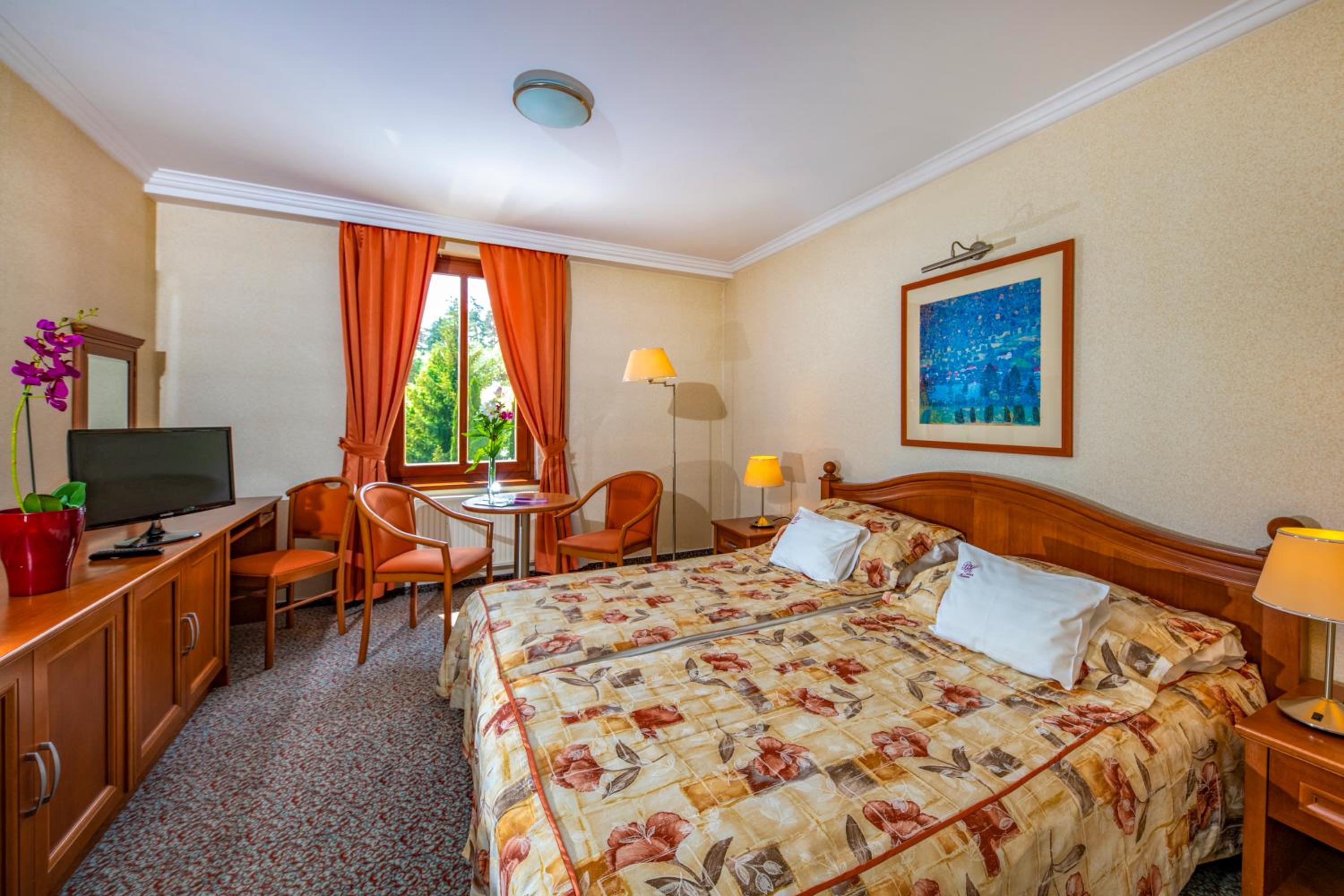 Standard Double or Twin Room - Photo 2