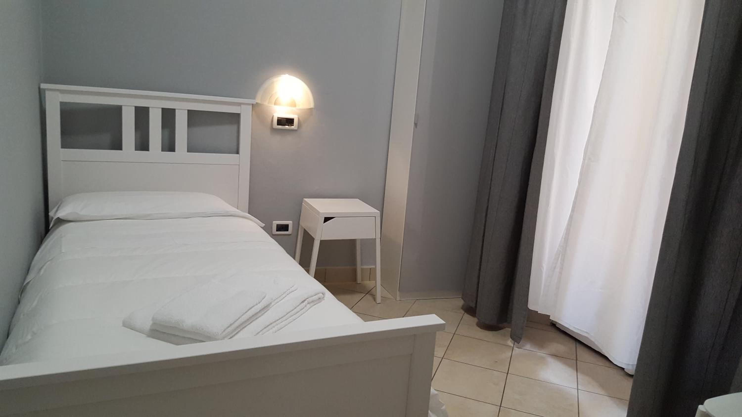 Standard Single Room with Shared Bathroom photo 2