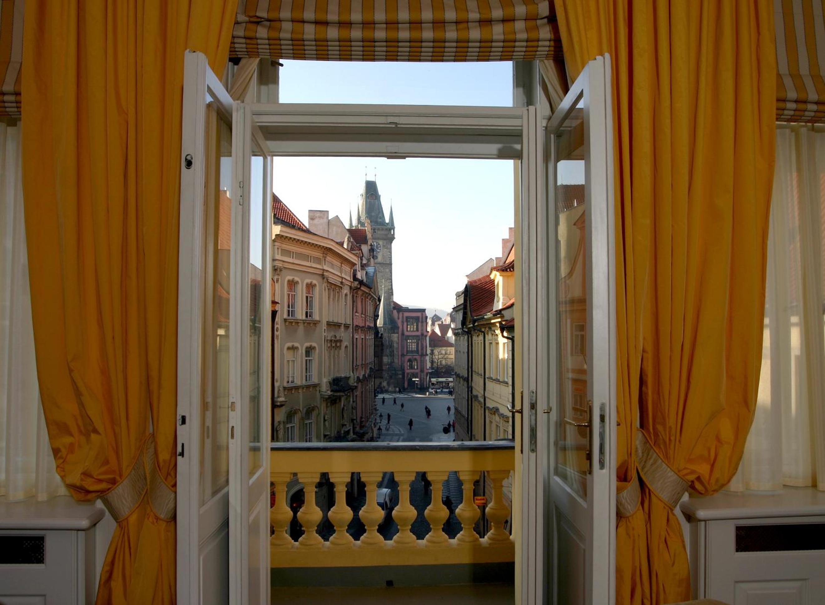 Suite with Old Town Square View thumbnail 6