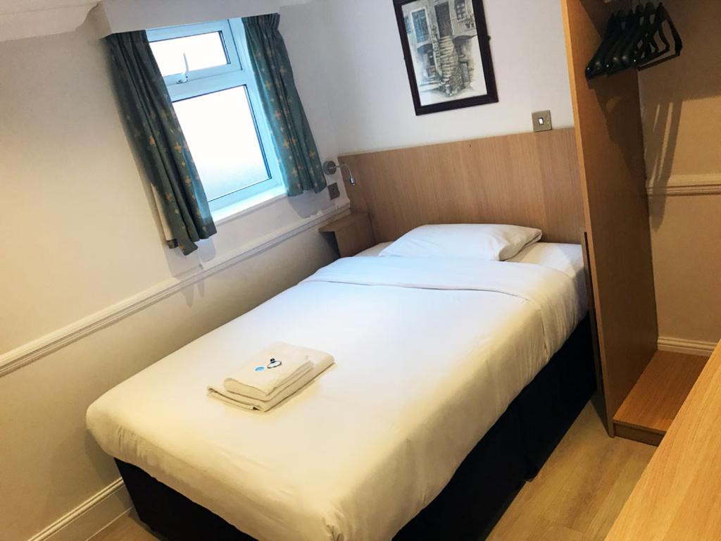 Single Room with Private External Bathroom