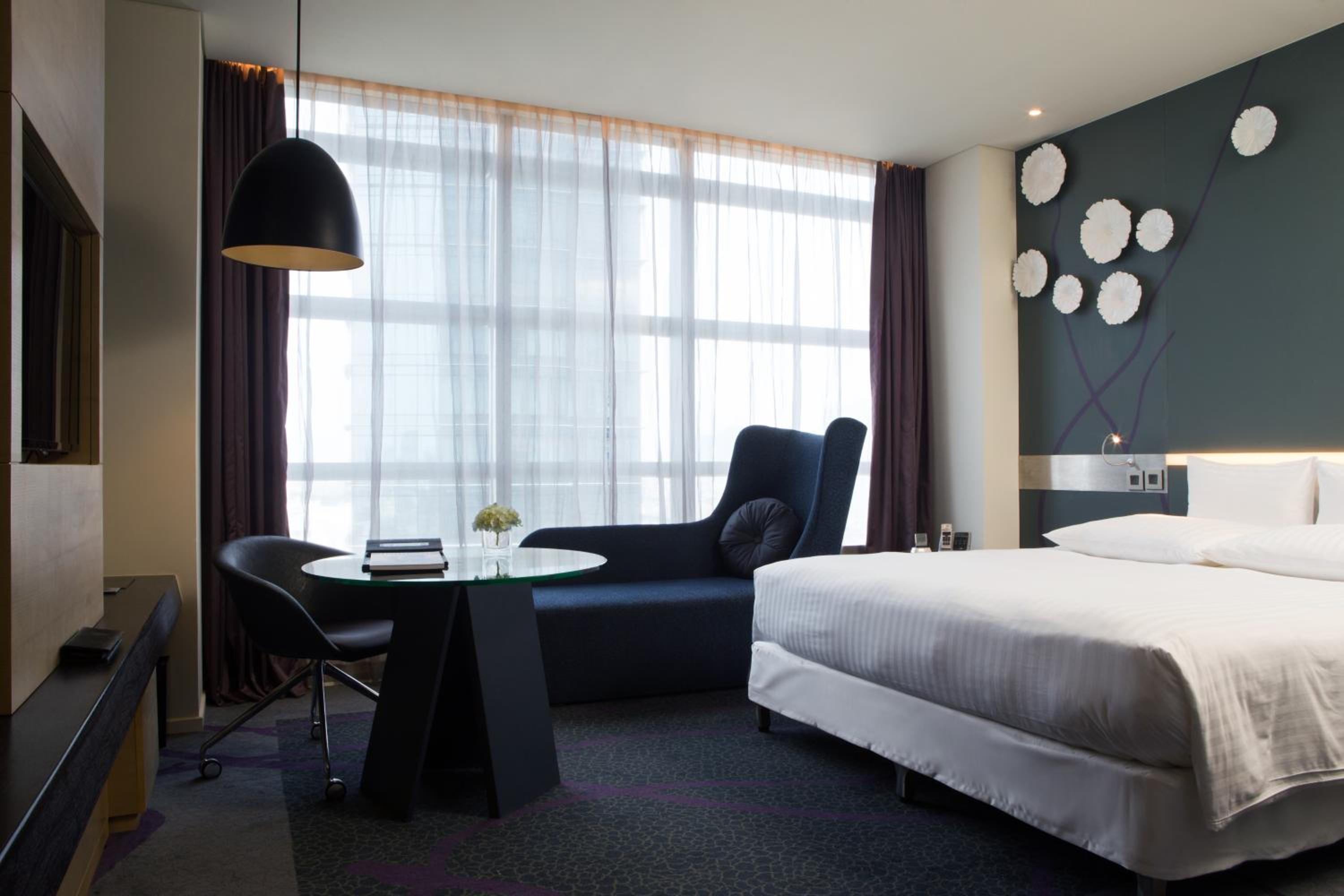 Executive King Room with Executive Lounge Access photo 3