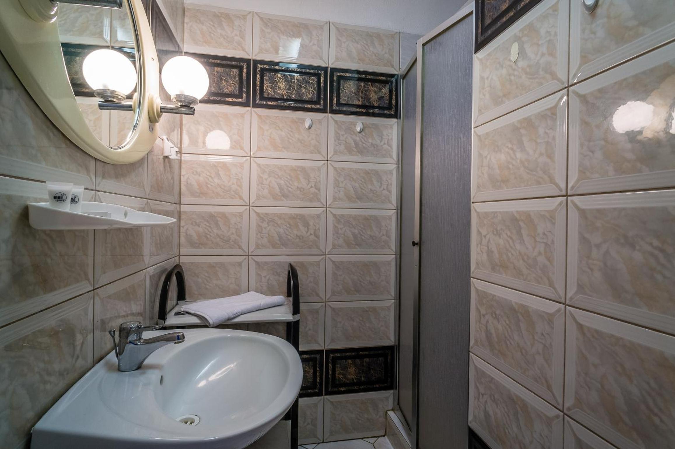 Twin Room - Photo 5