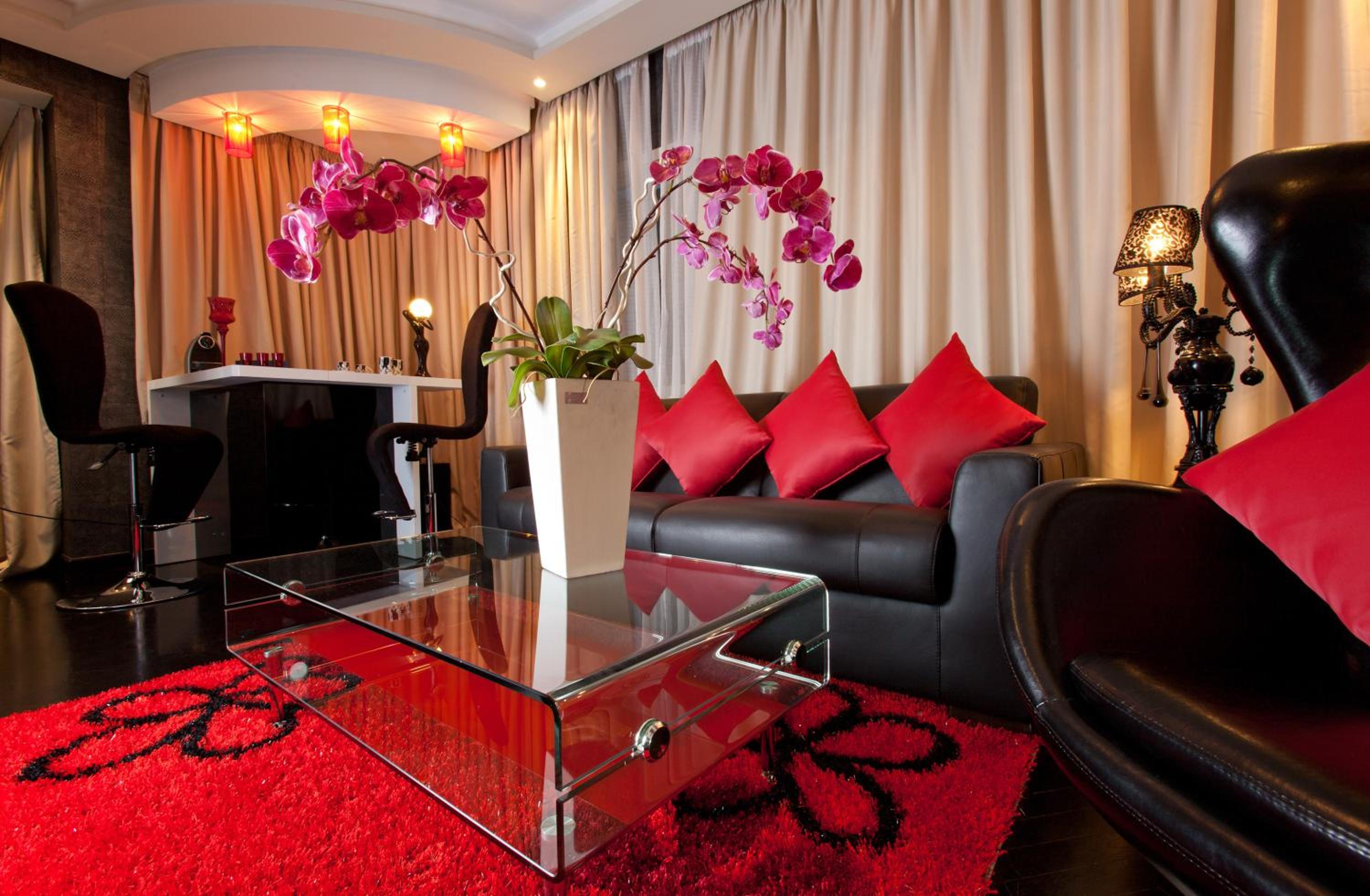 Prestige Suite with Balcony - Photo 2