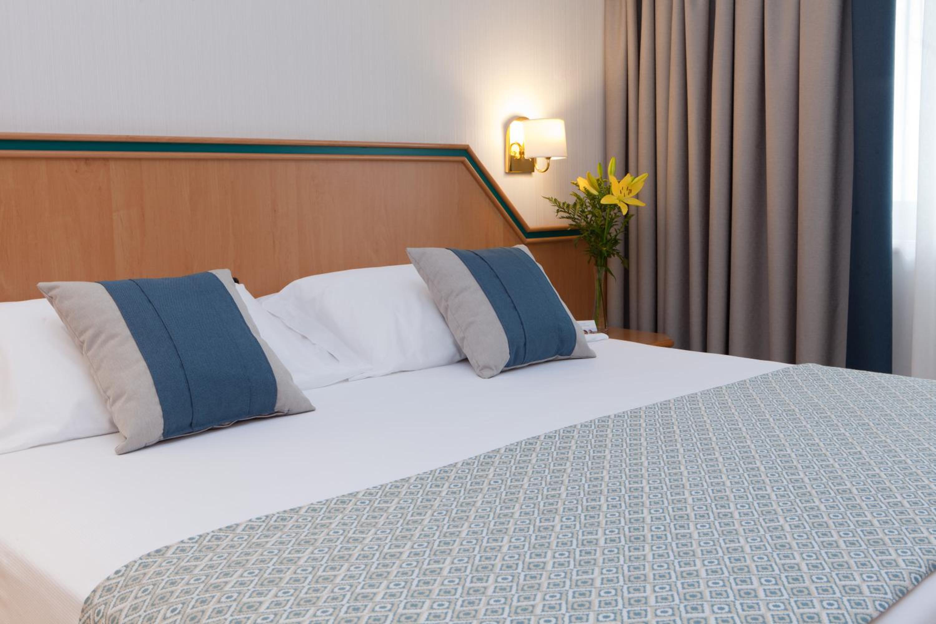 Double Or Twin Room With Free Parking - Photo 7