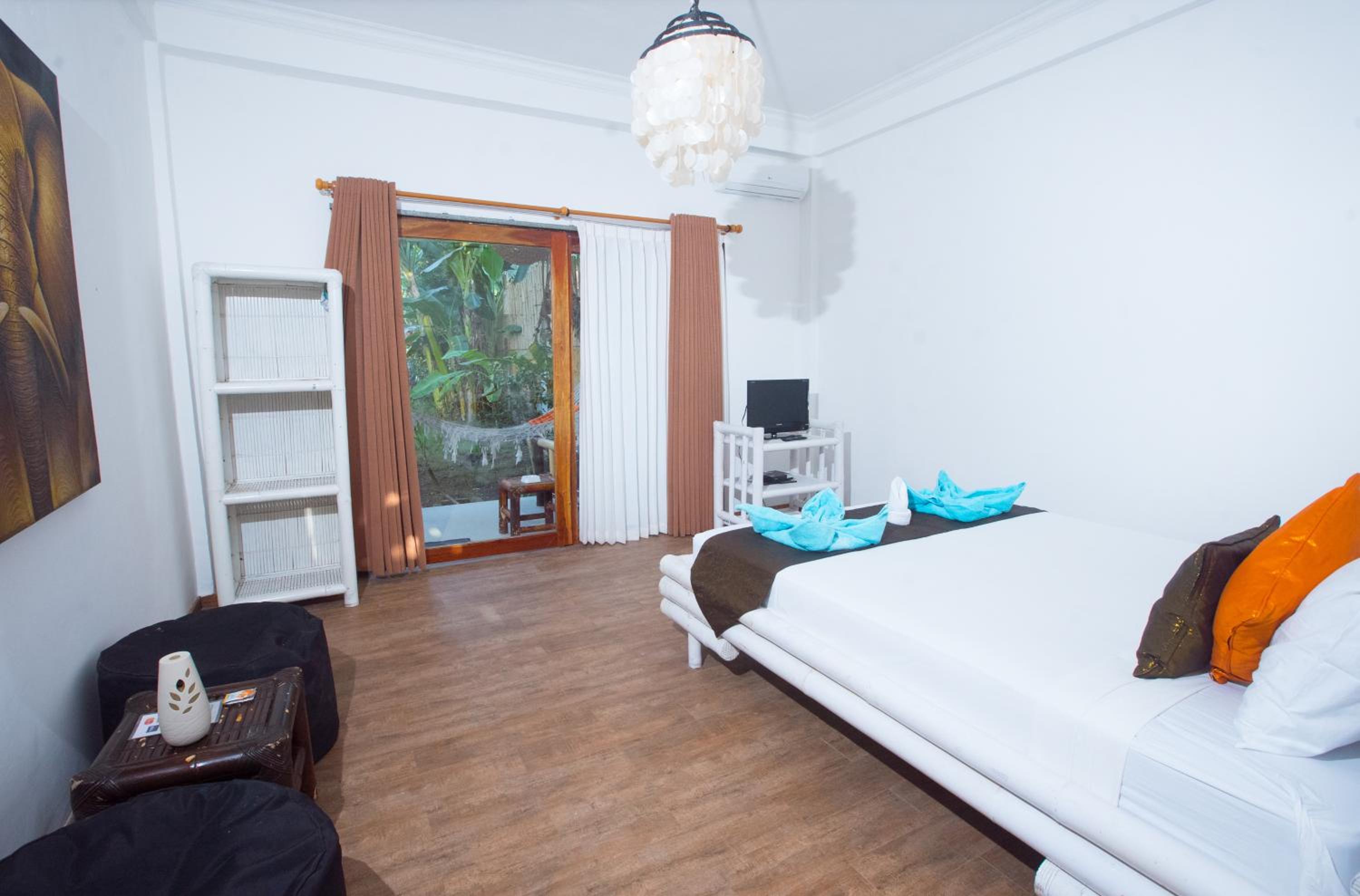 Bungalow with Garden View - Photo 10