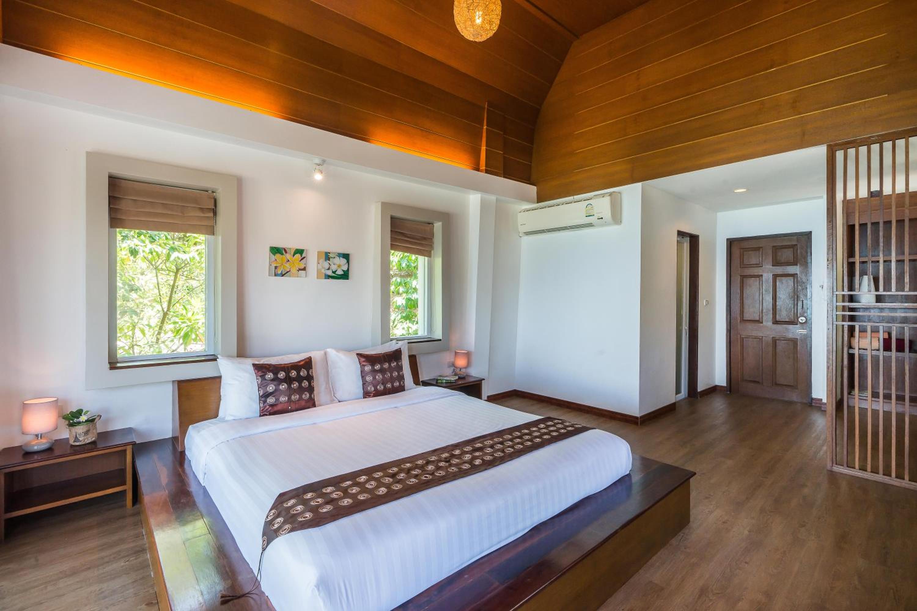 Superior Bungalow - Photo 3