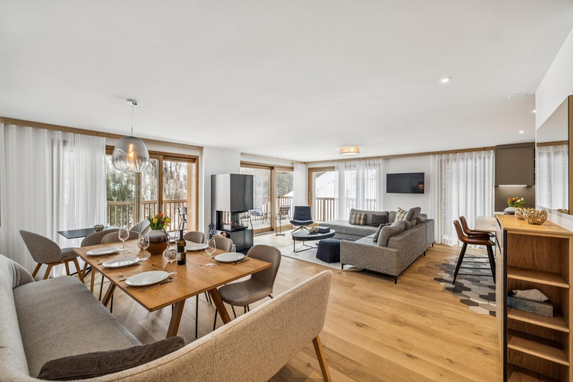 Five-Bedroom Deluxe Apartment
