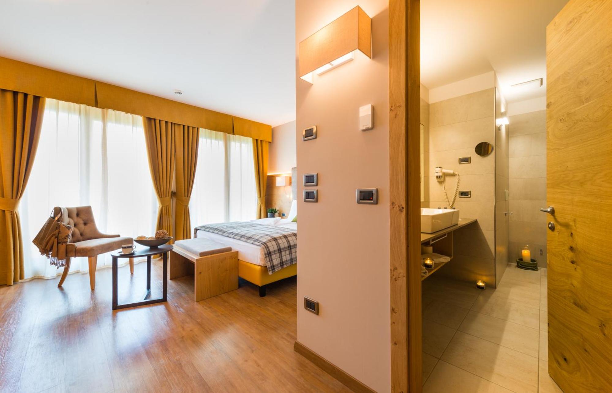 Junior Suite with Balcony - Photo 4