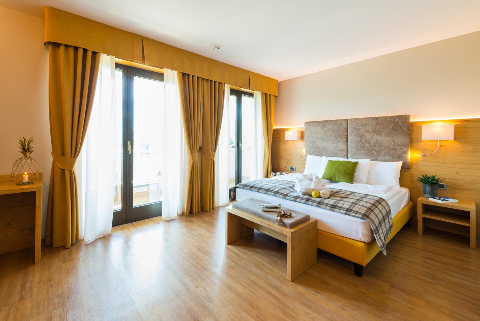 Junior Suite with Balcony - Photo 1