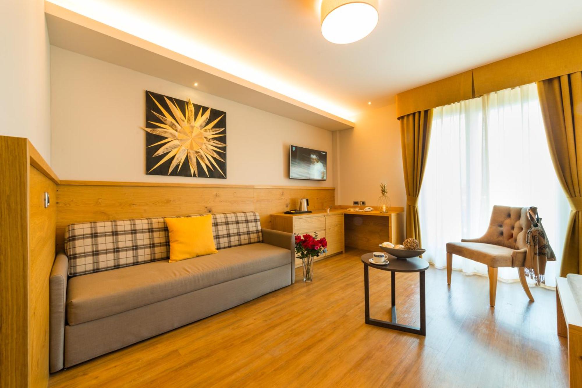 Junior Suite with Balcony - Photo 2