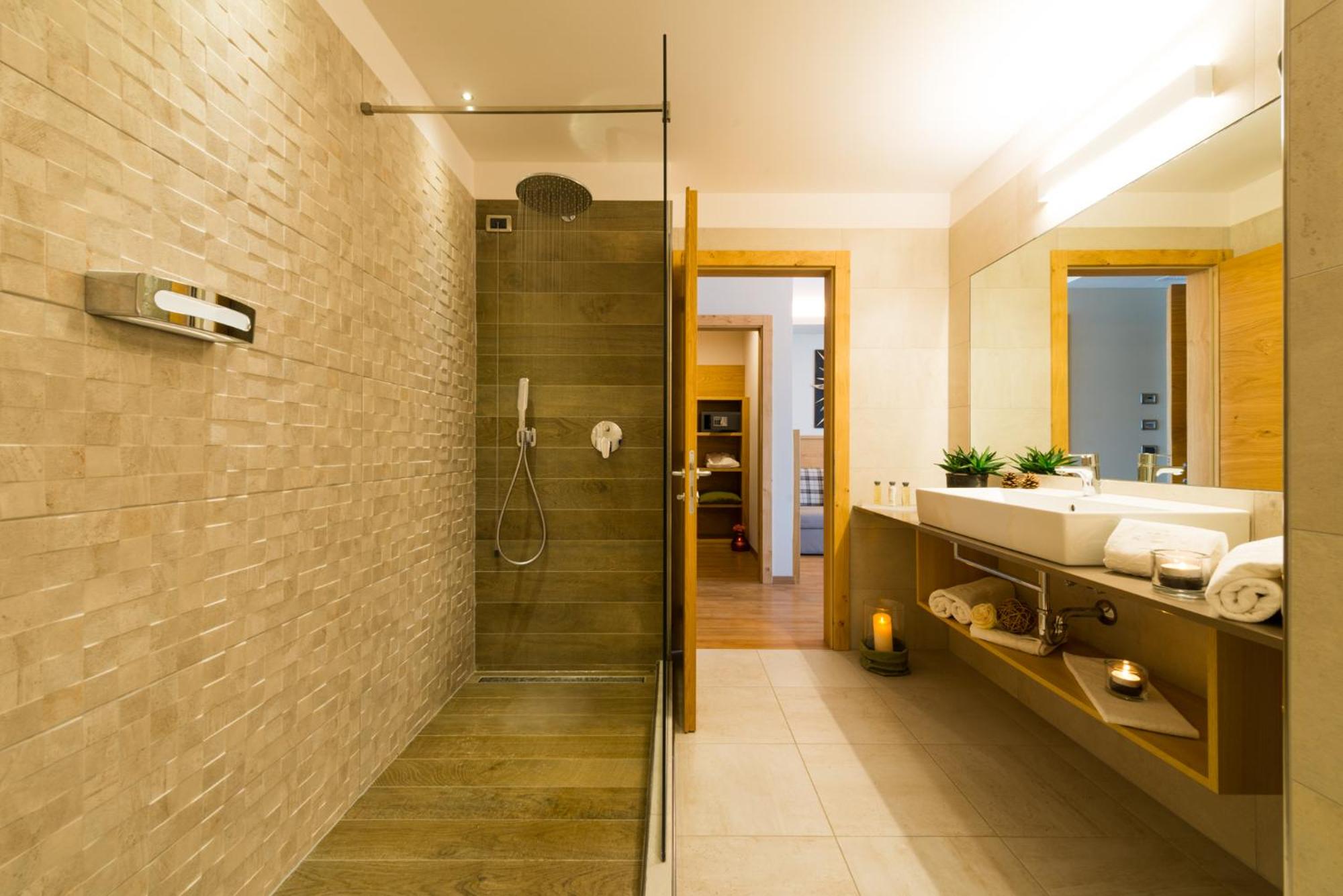 Junior Suite with Balcony - Photo 3