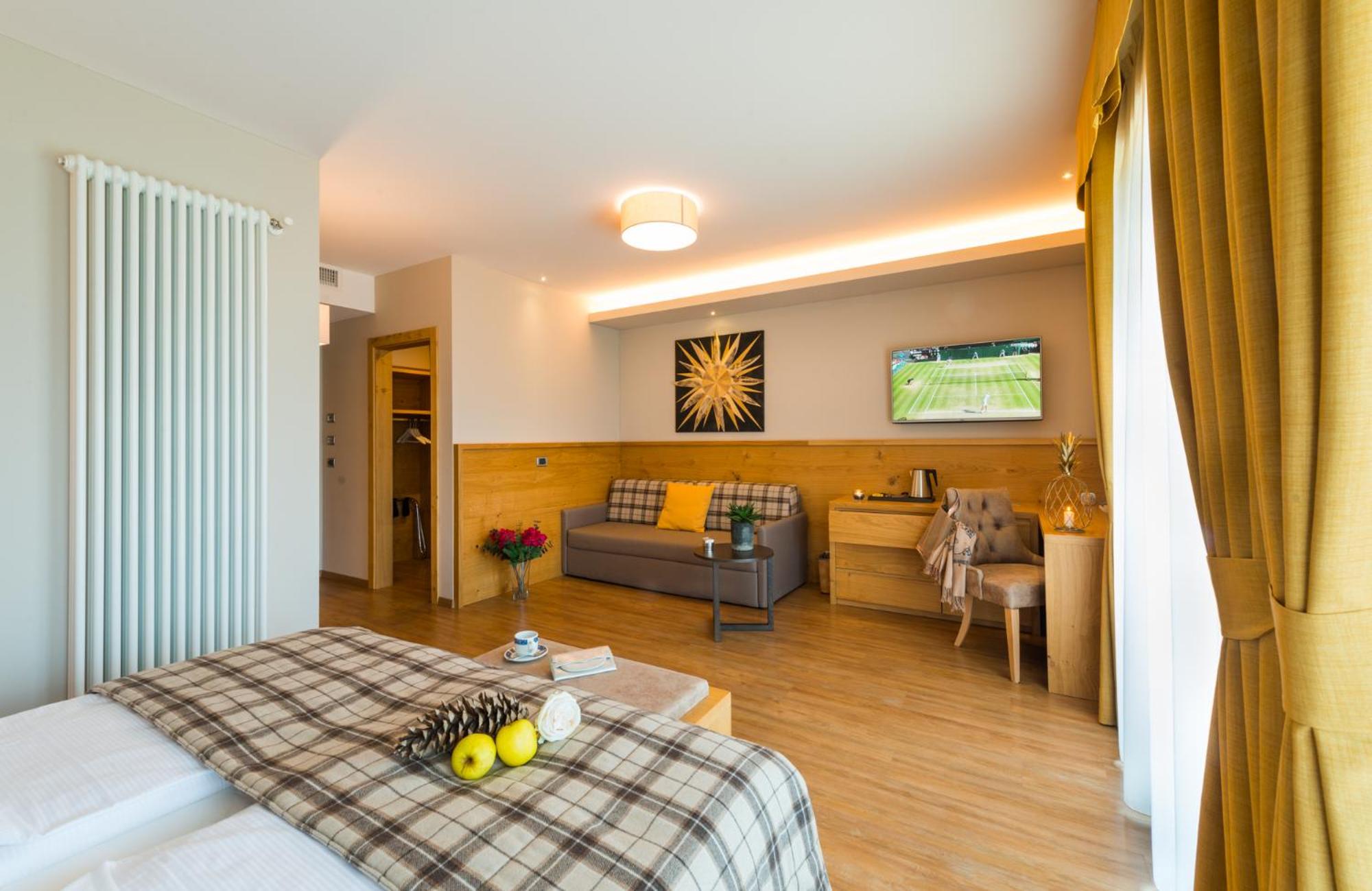 Junior Suite with Balcony - Photo 5