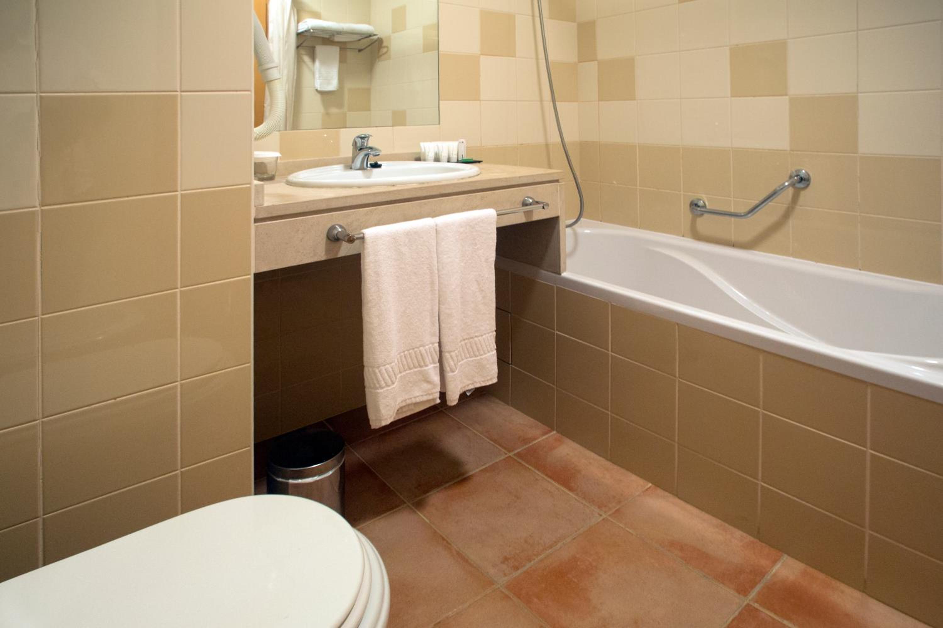 One-Bedroom Apartment (2 Adults + 2 Children) - Photo 5