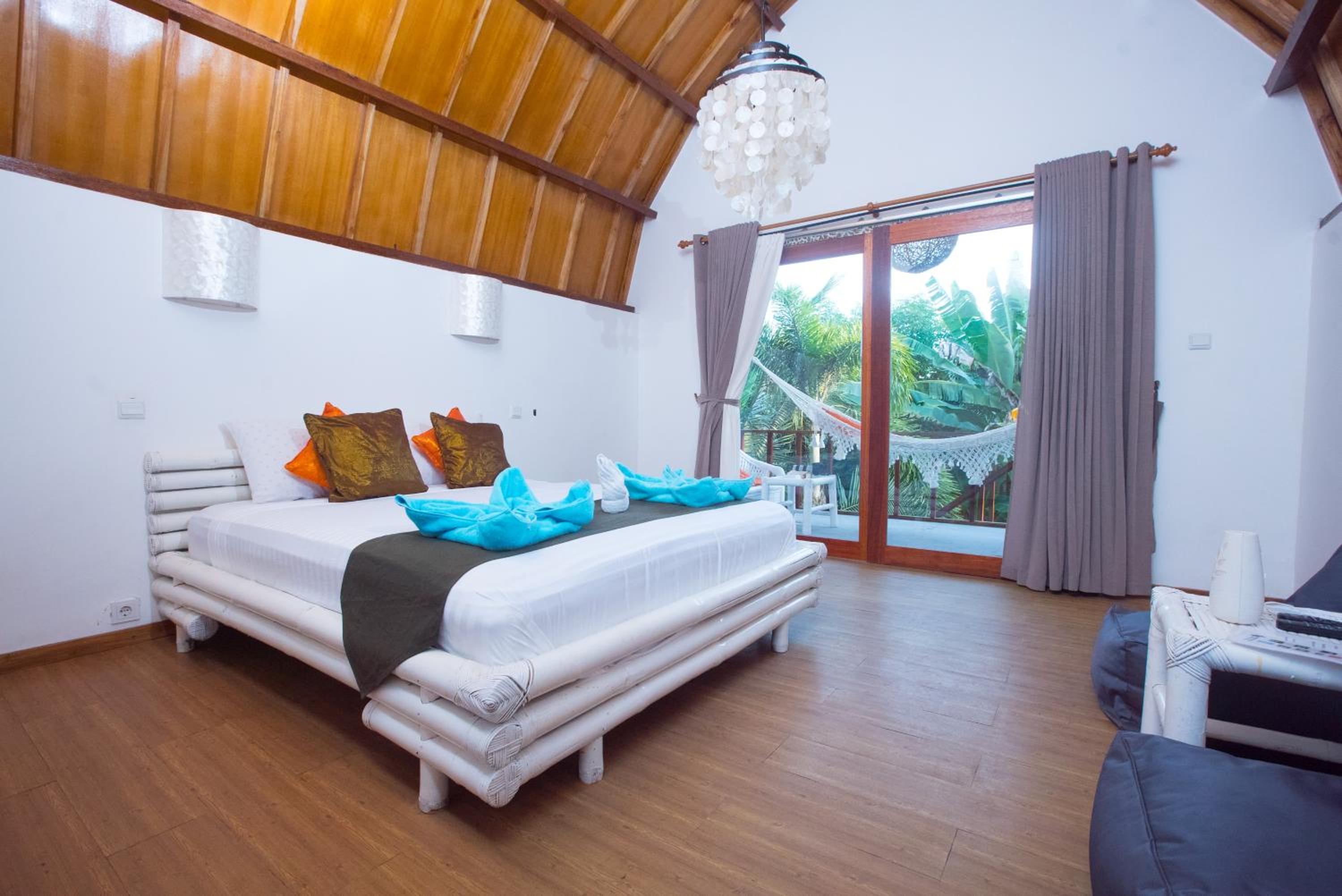 Bungalow with Balcony - Photo 10