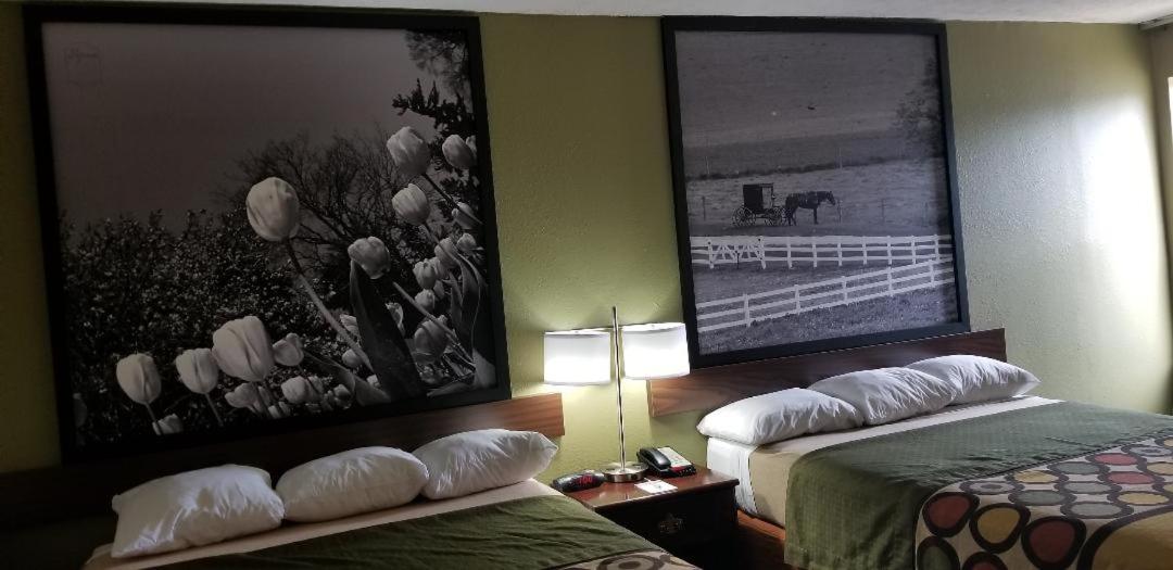 Queen Room with Two Queen Beds - Non-Smoking - Photo 6