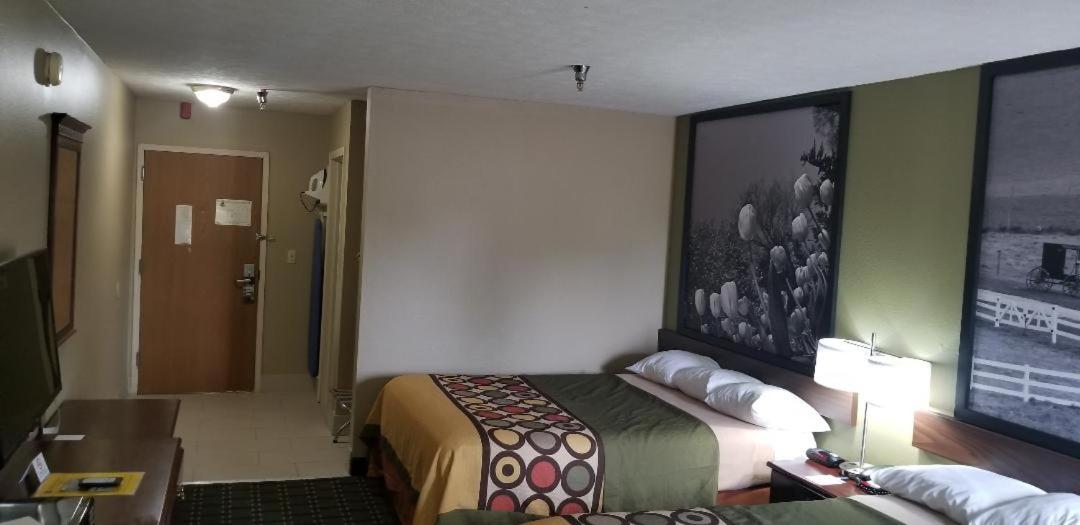 Queen Room with Two Queen Beds - Non-Smoking - Photo 7
