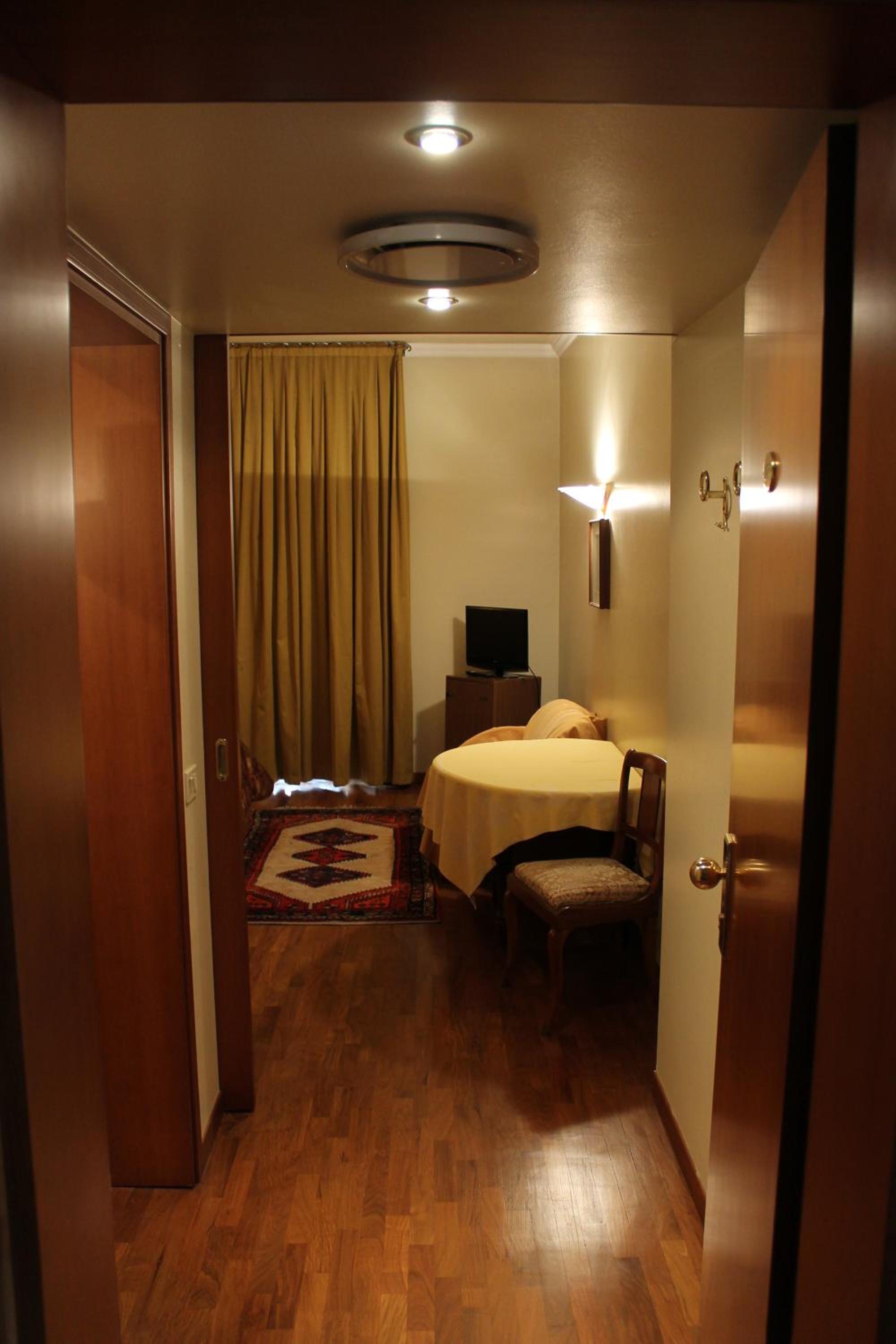 Double or Twin Room - Photo 10
