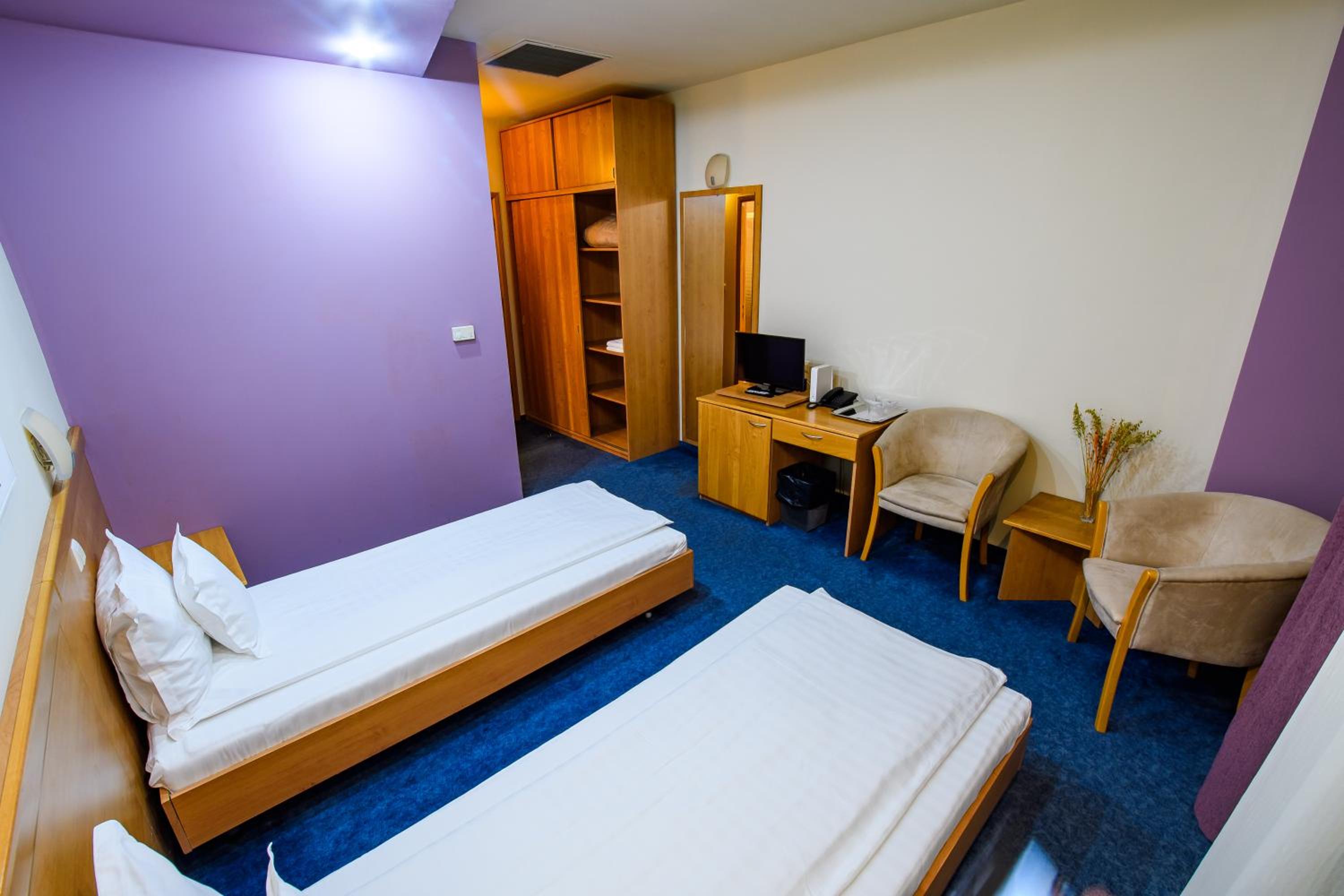 Double or Twin Room - Photo 7