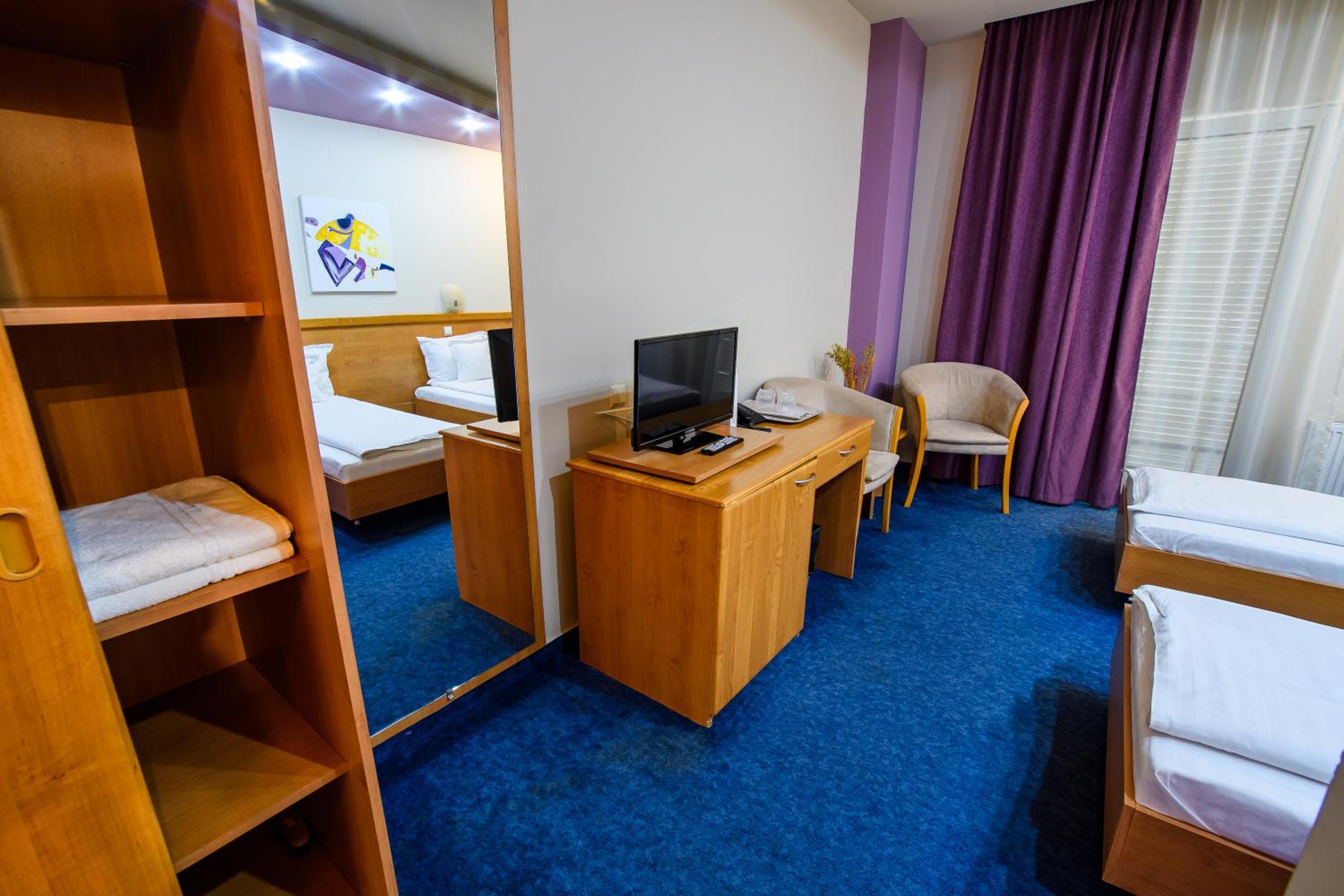 Double or Twin Room - Photo 5
