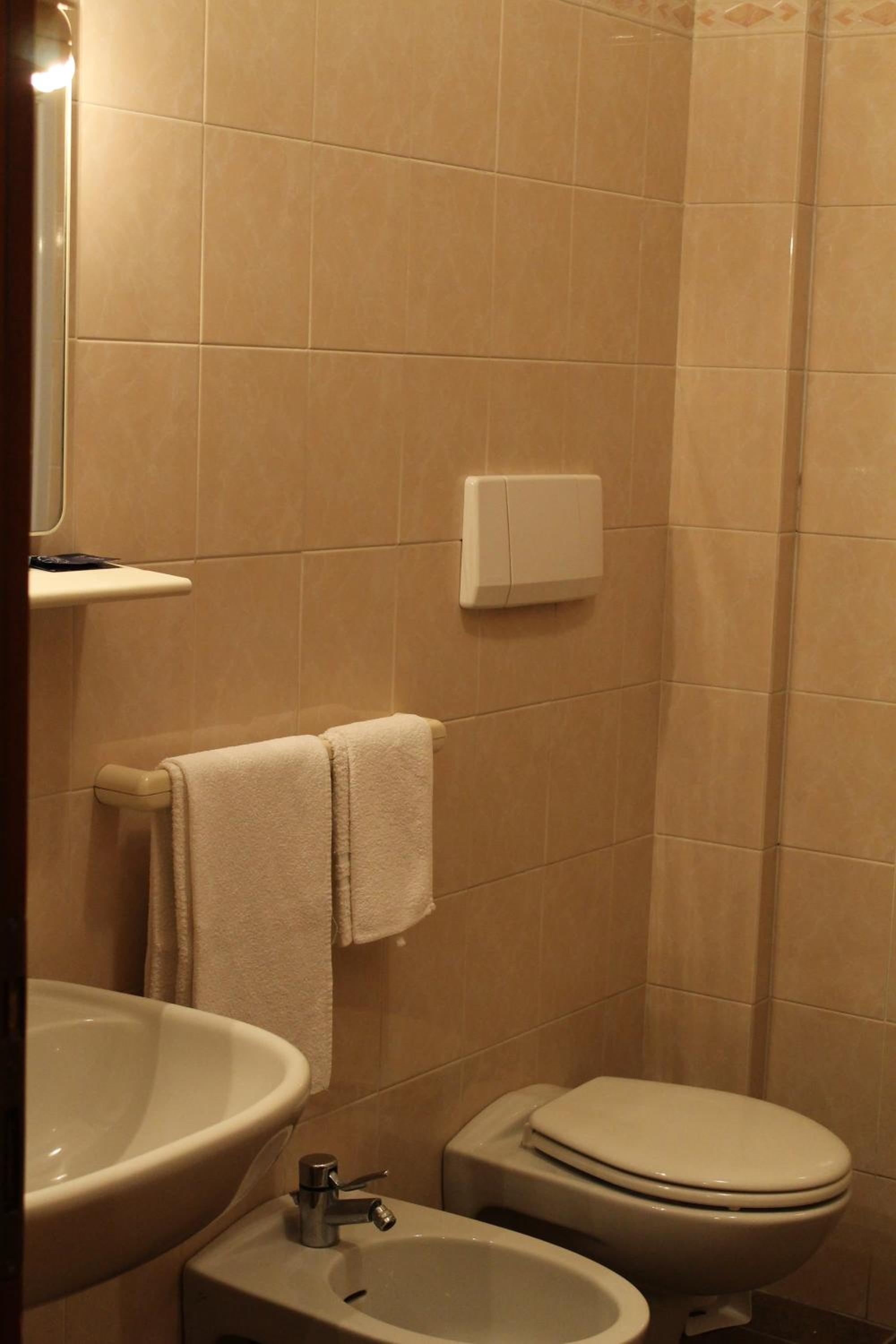 Double or Twin Room - Photo 8