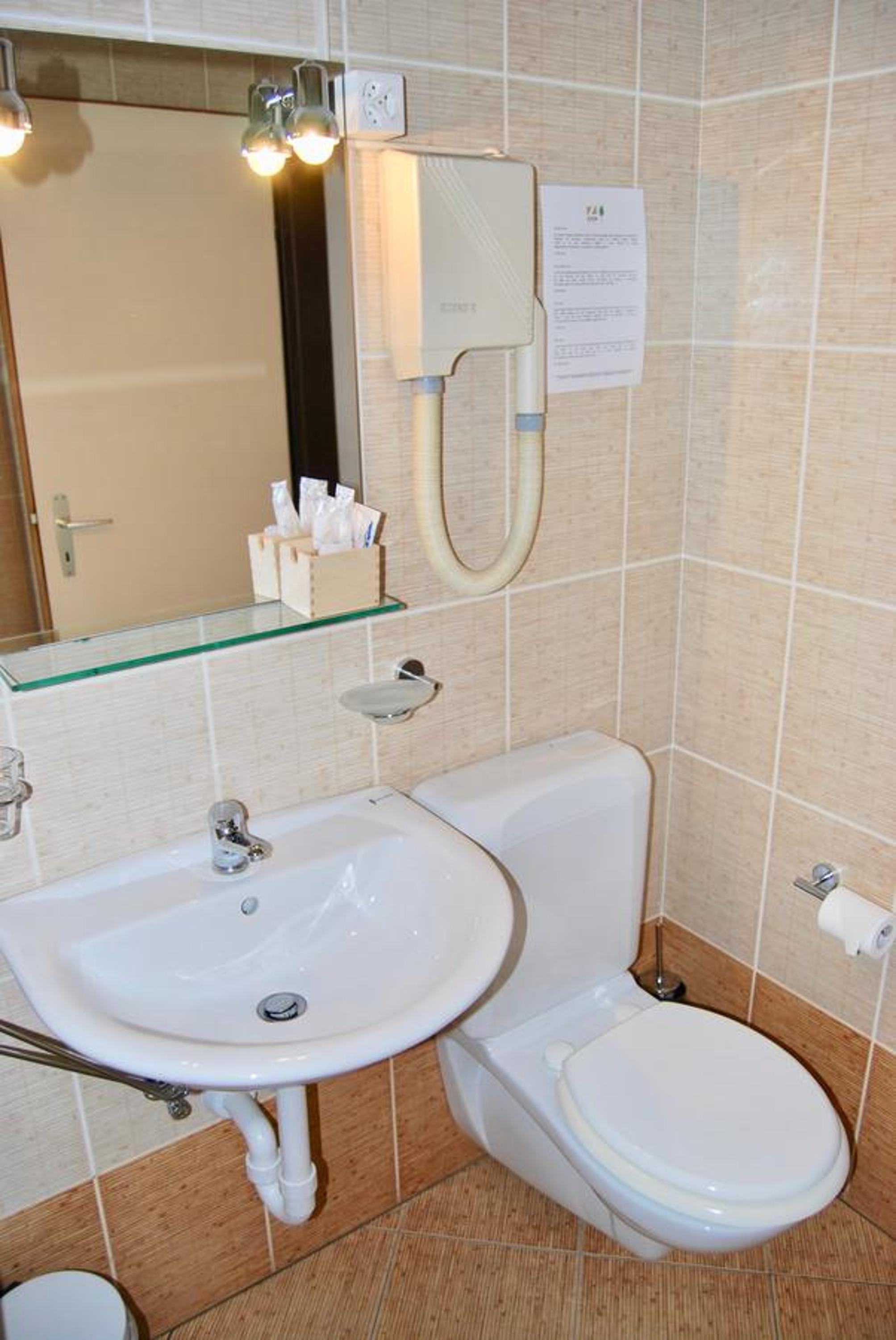 Twin Room - Photo 10