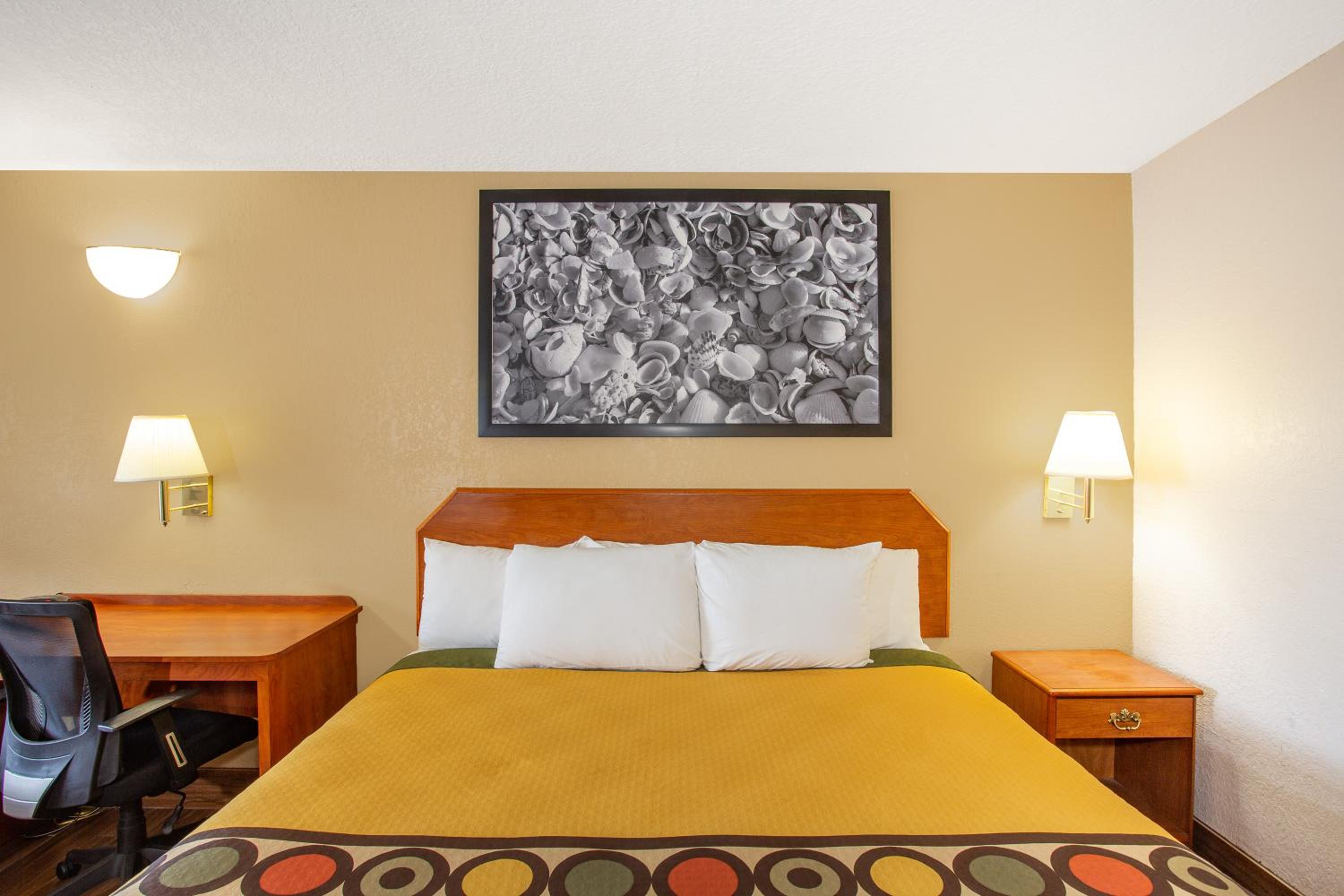 King Room - Non-Smoking - Photo 5