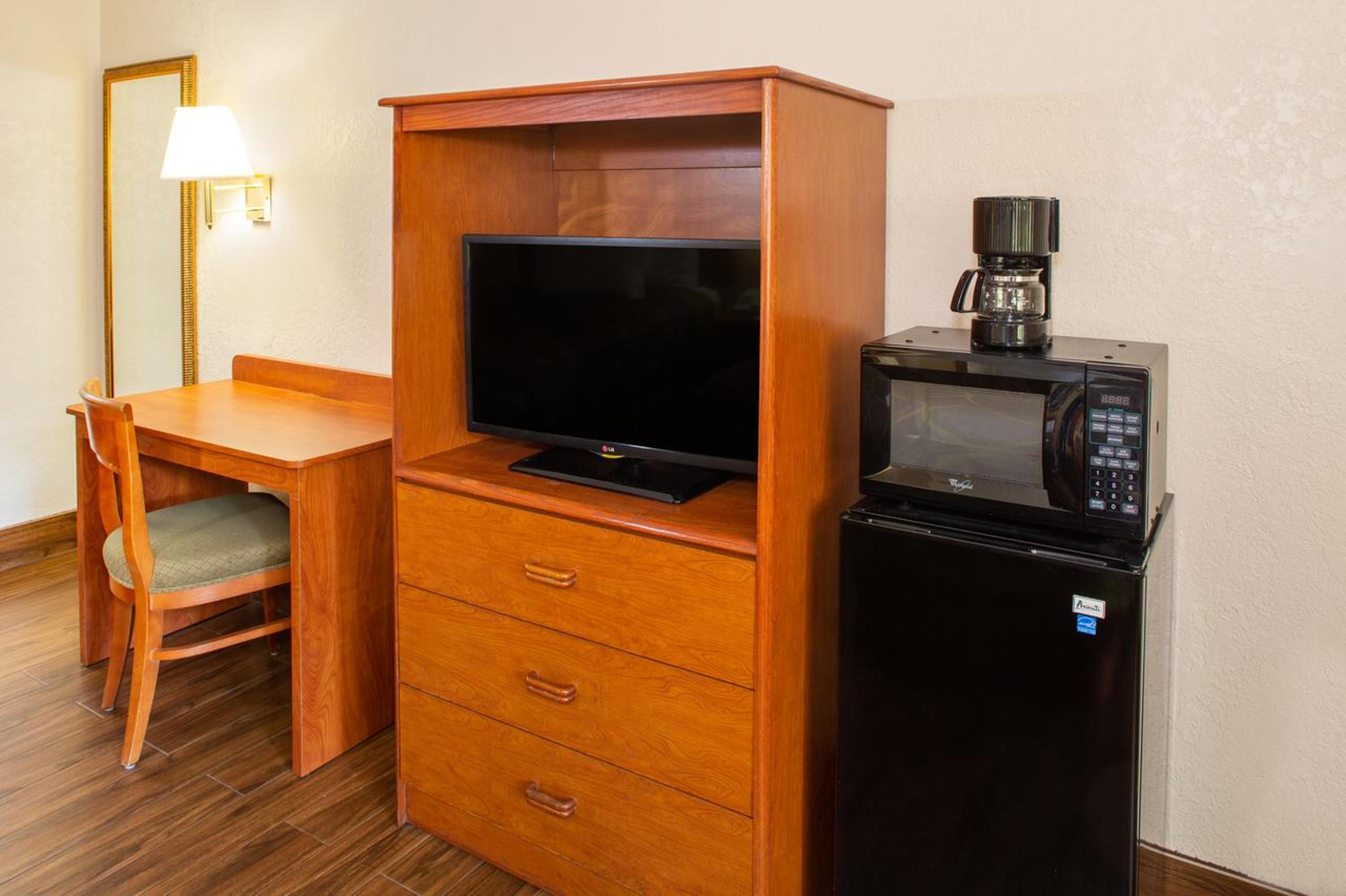 Double Room with Two Double Beds - Non-Smoking - Photo 2
