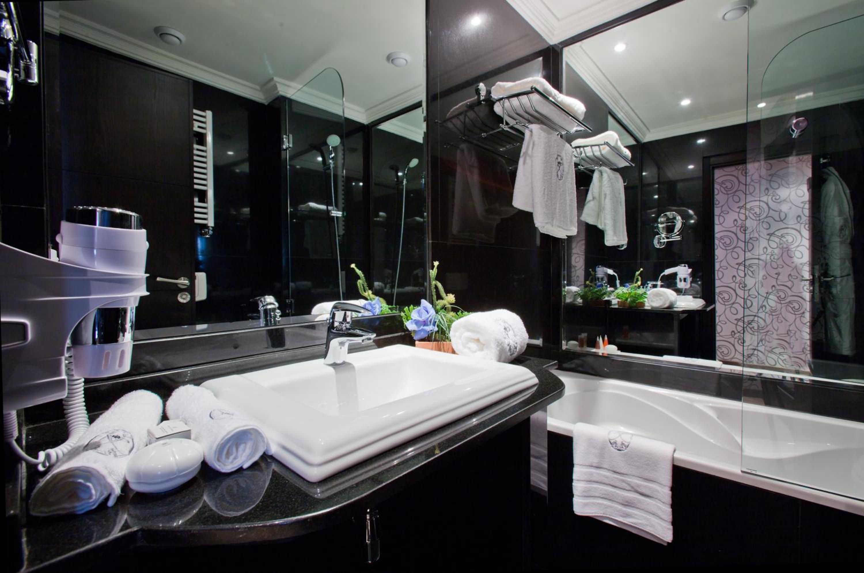 Deluxe Suite - Photo 2