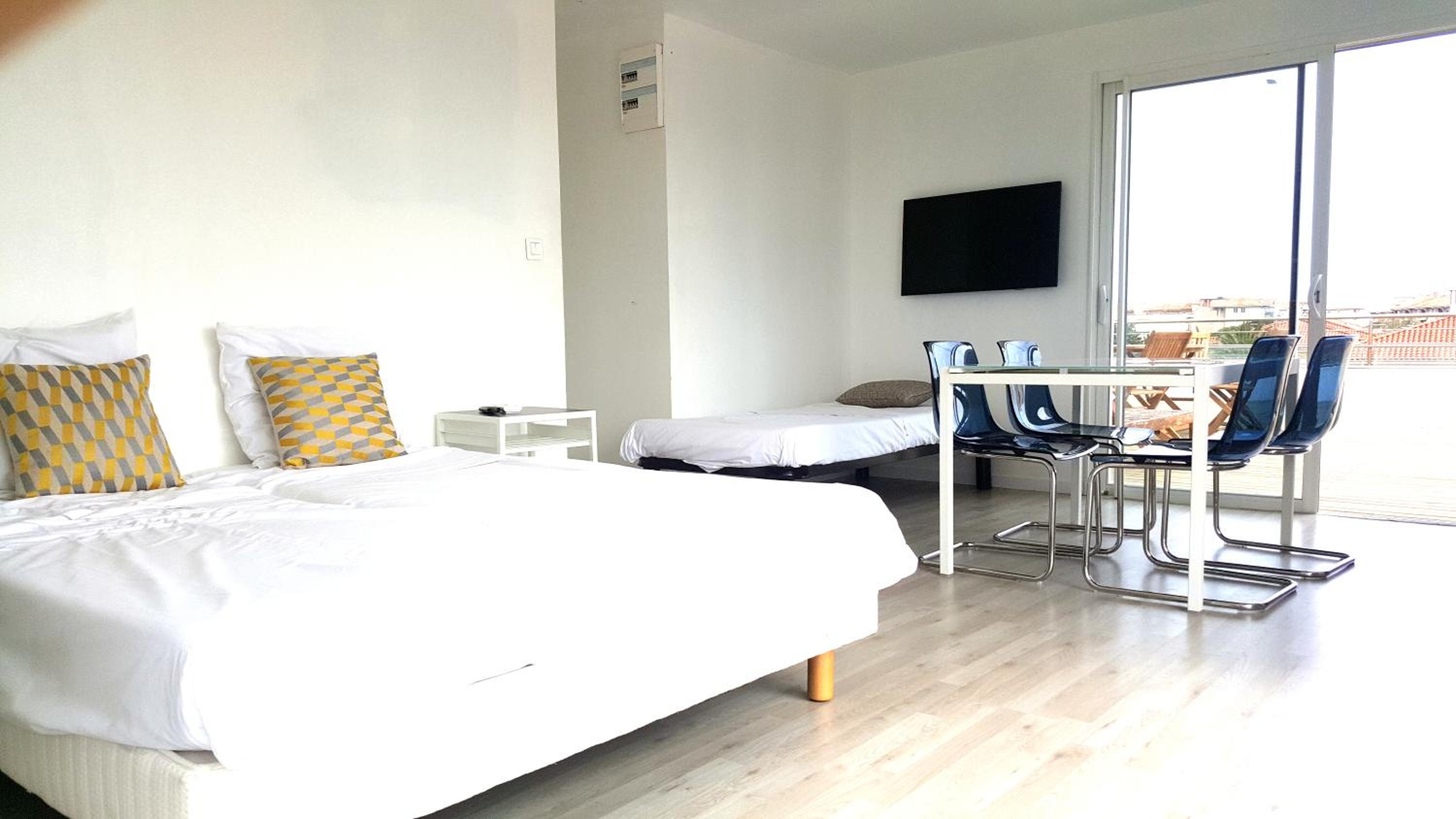 Suite with Hot Tub - Photo 4