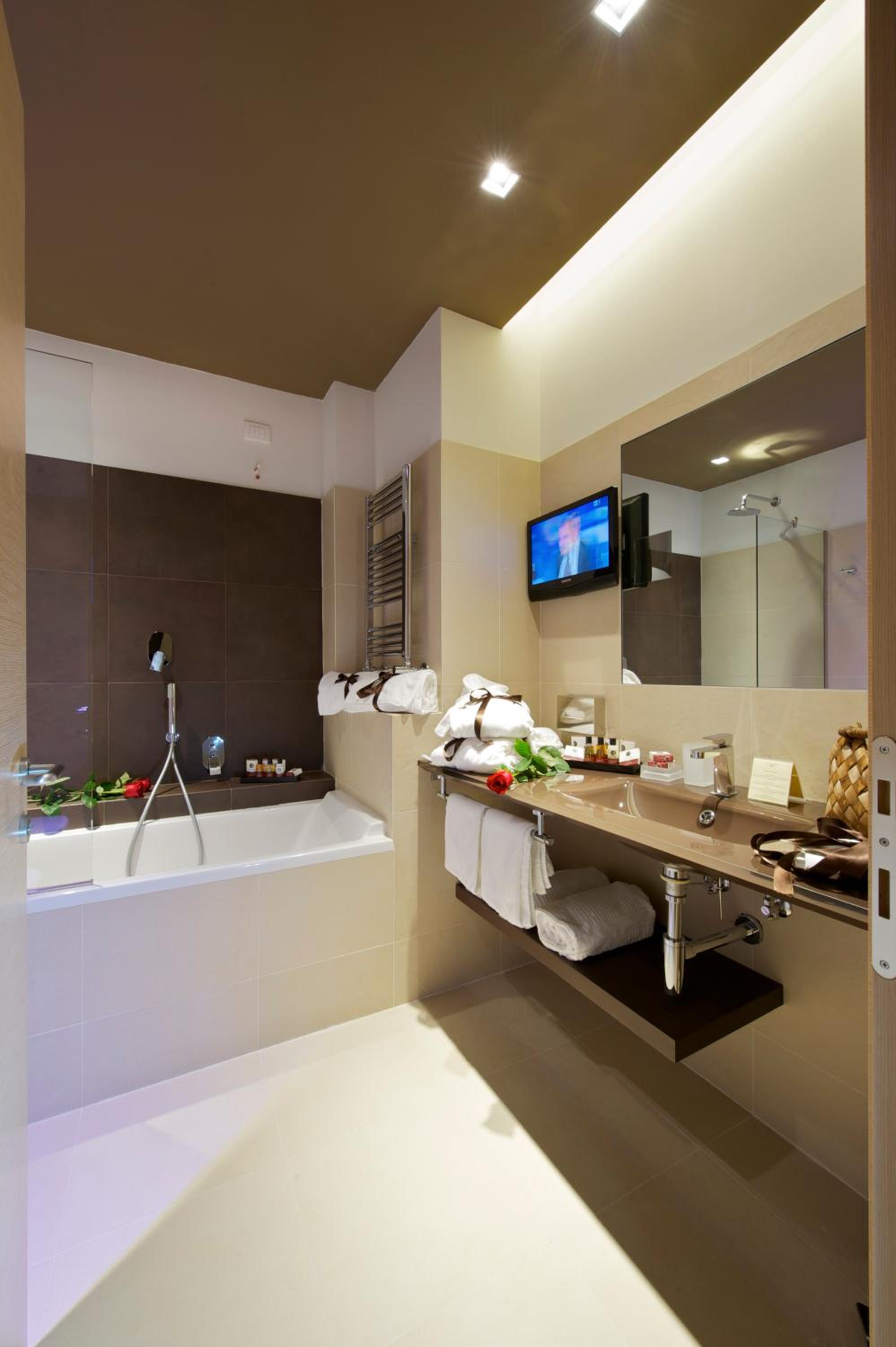 Standard Double or Twin Room - Photo 4