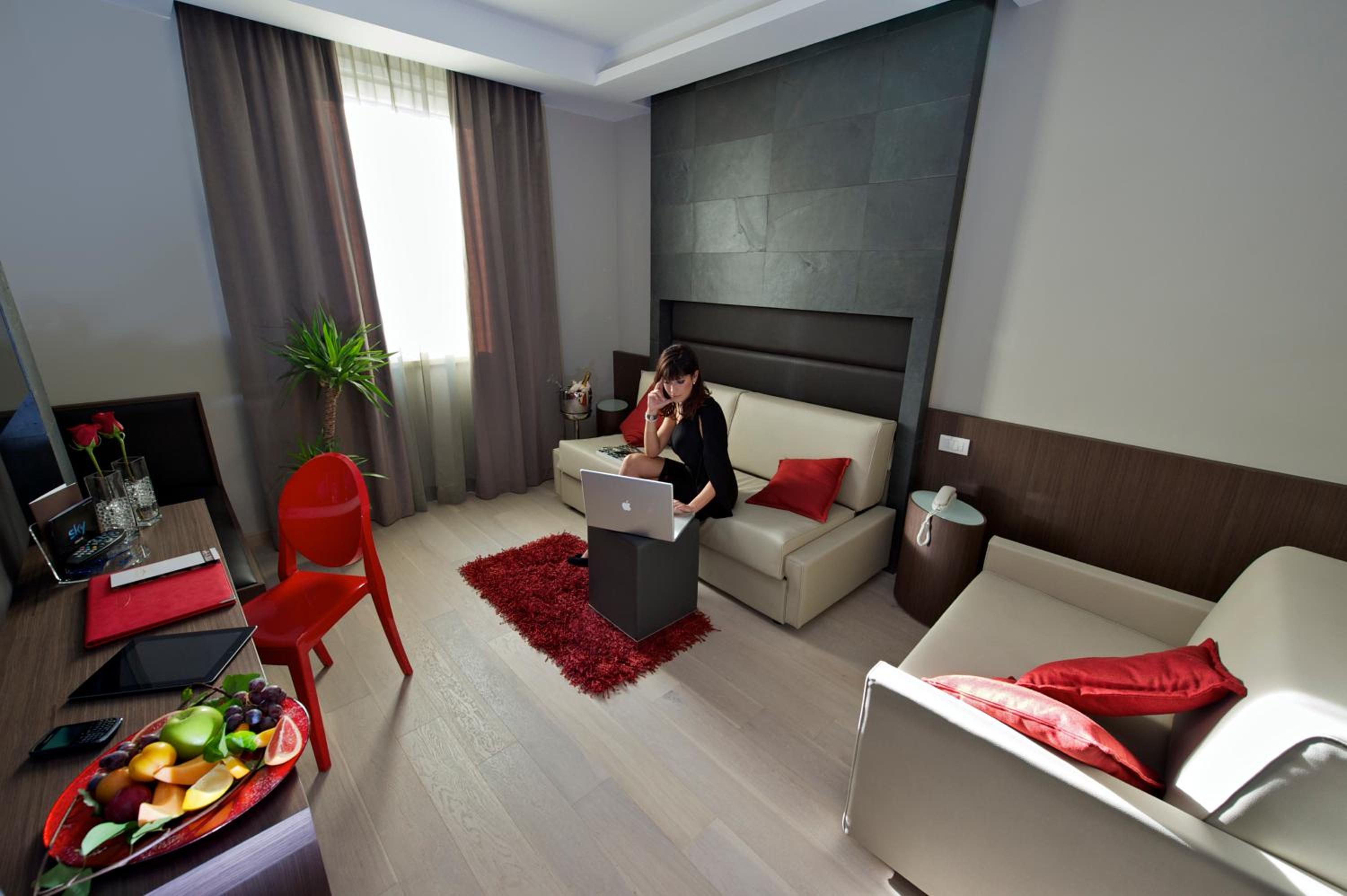Suite - Photo 1