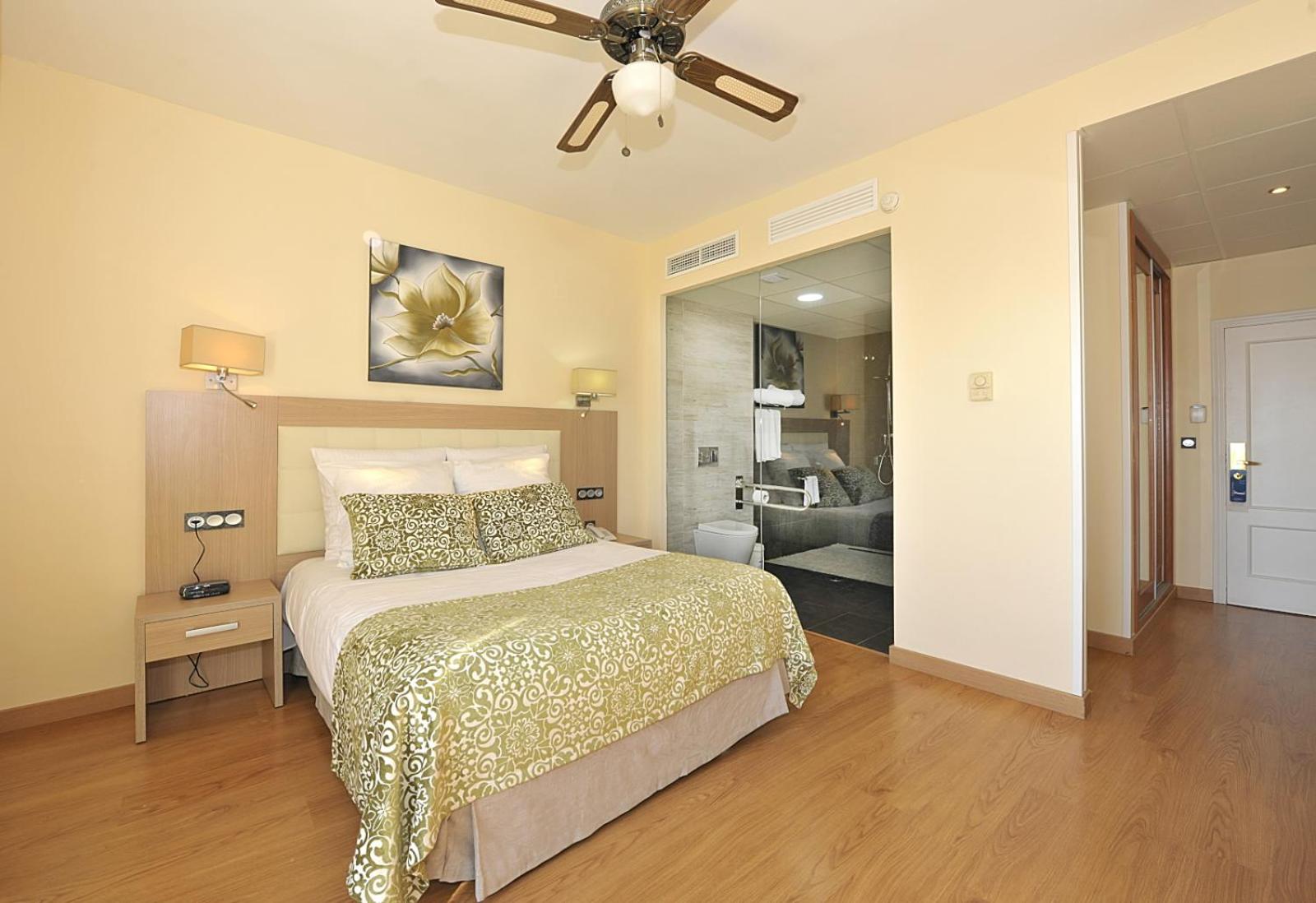 Superior Room with Balcony - Non-Smoking - Photo 16