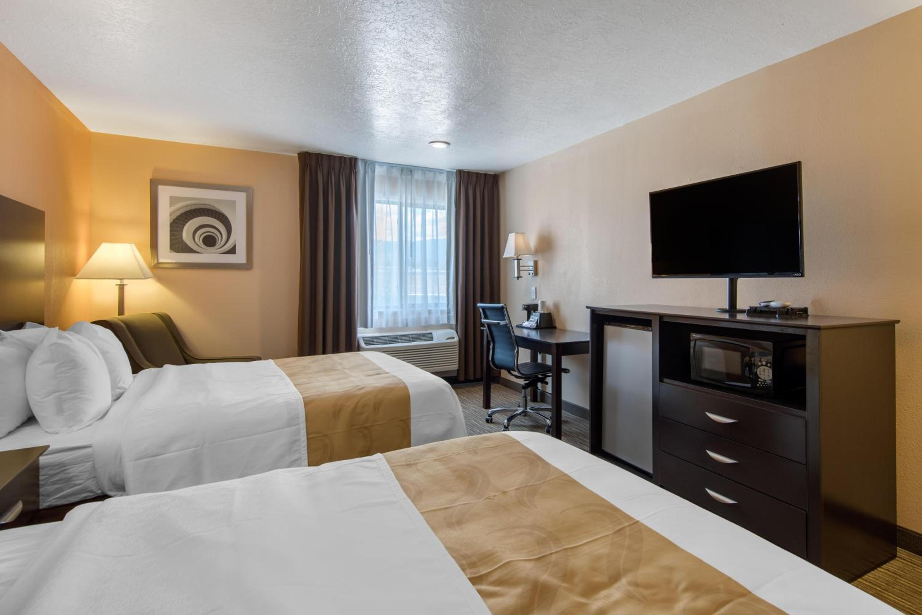 Queen Room with Two Queen Beds - Non-Smoking - Photo 5